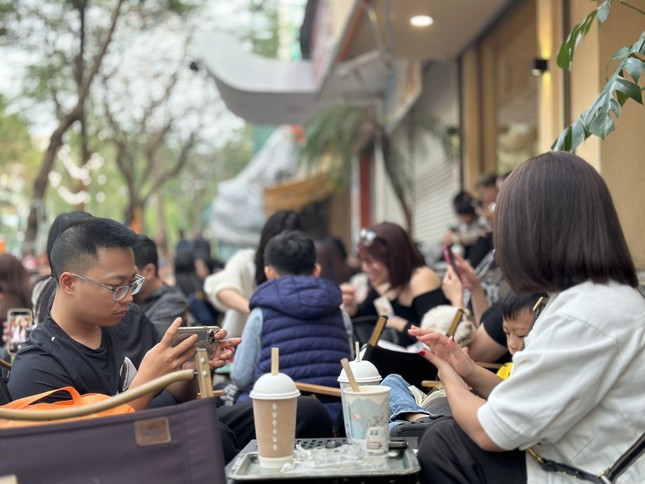 Hà Nội: Hàng quán, rạp chiếu phim nườm nượp khách ngày cuối nghỉ Tết - Ảnh 7