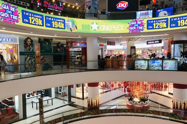 Hà Nội: Hàng quán, rạp chiếu phim nườm nượp khách ngày cuối nghỉ Tết - Ảnh 1