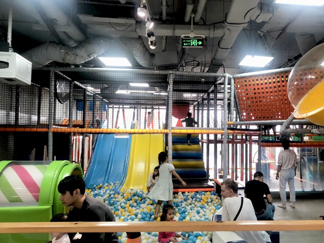 Hà Nội: Hàng quán, rạp chiếu phim nườm nượp khách ngày cuối nghỉ Tết - Ảnh 2