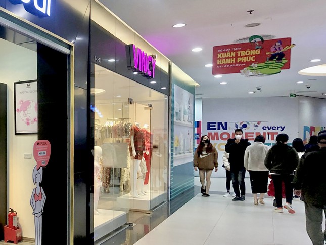 Hà Nội: Hàng quán, rạp chiếu phim nườm nượp khách ngày cuối nghỉ Tết - Ảnh 3