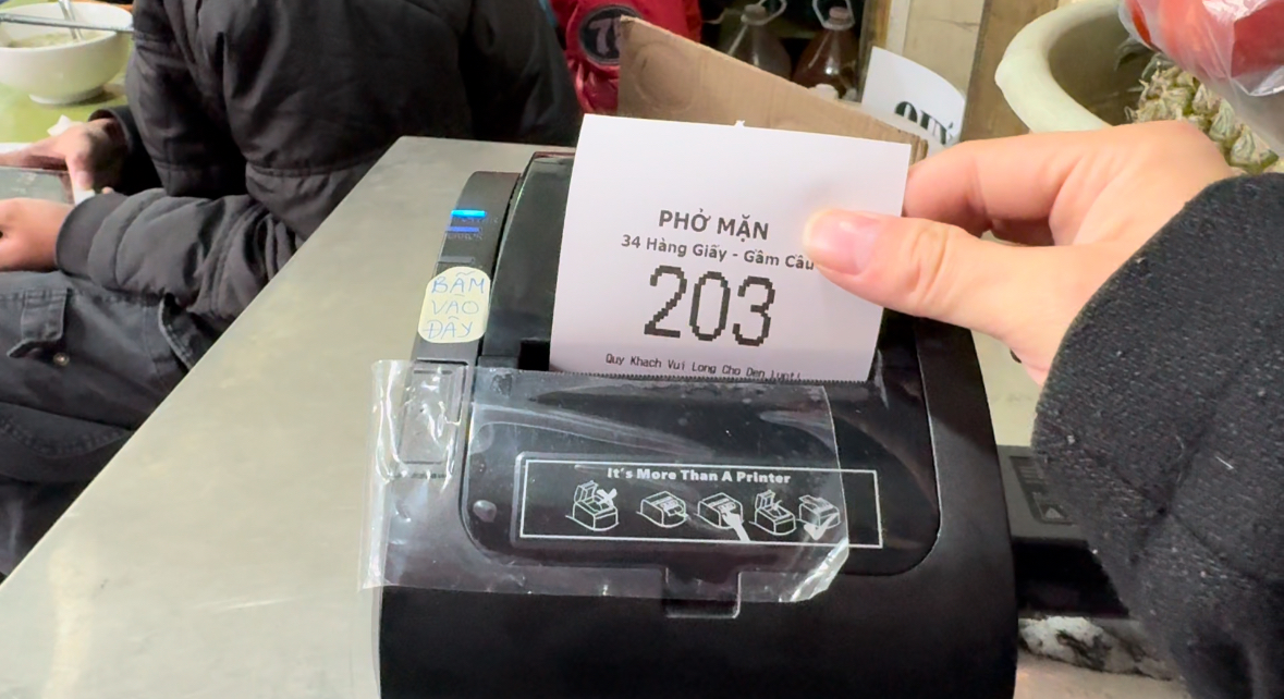 Hà Nội: Người dân xếp hàng bấm số thứ tự, chờ nửa tiếng để được ăn tô phở mặn Gầm Cầu - Ảnh 3