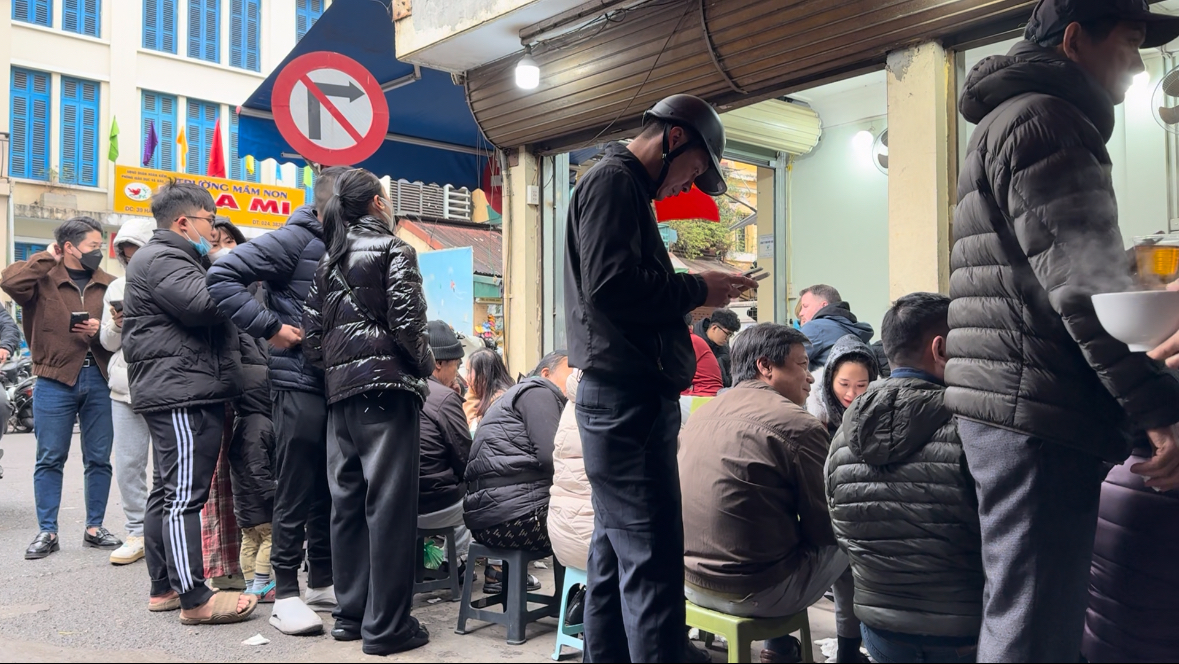 Hà Nội: Người dân xếp hàng bấm số thứ tự, chờ nửa tiếng để được ăn tô phở mặn Gầm Cầu - Ảnh 2
