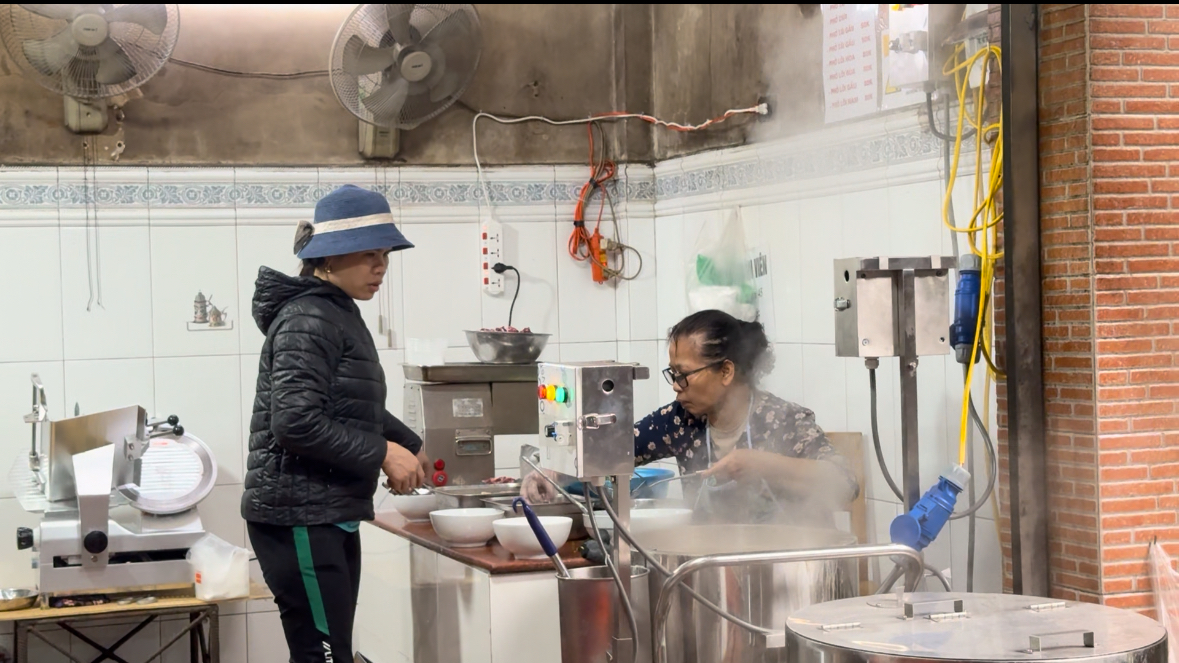 Hà Nội: Người dân xếp hàng bấm số thứ tự, chờ nửa tiếng để được ăn tô phở mặn Gầm Cầu - Ảnh 4