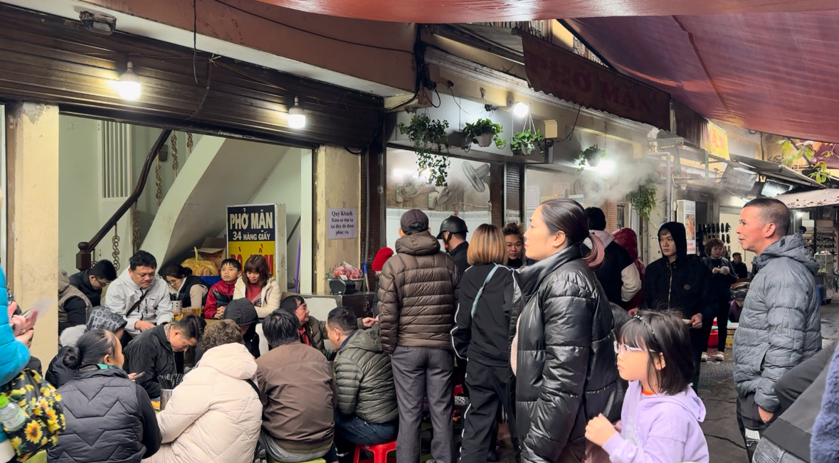 Hà Nội: Người dân xếp hàng bấm số thứ tự, chờ nửa tiếng để được ăn tô phở mặn Gầm Cầu - Ảnh 1