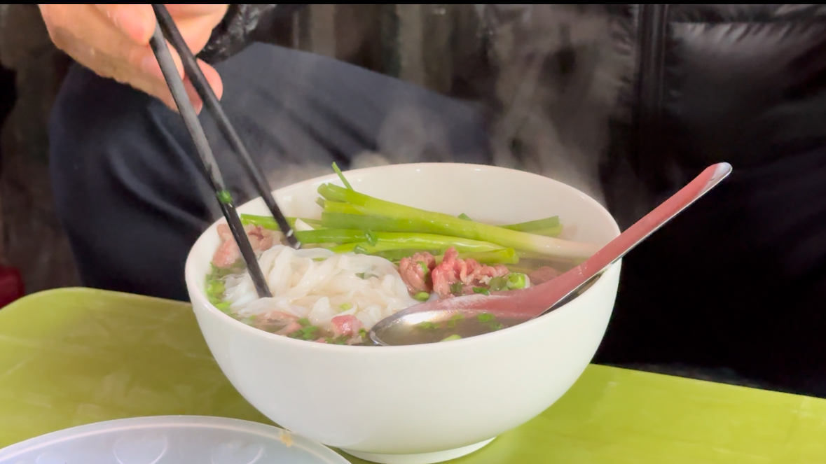 Hà Nội: Người dân xếp hàng bấm số thứ tự, chờ nửa tiếng để được ăn tô phở mặn Gầm Cầu - Ảnh 5