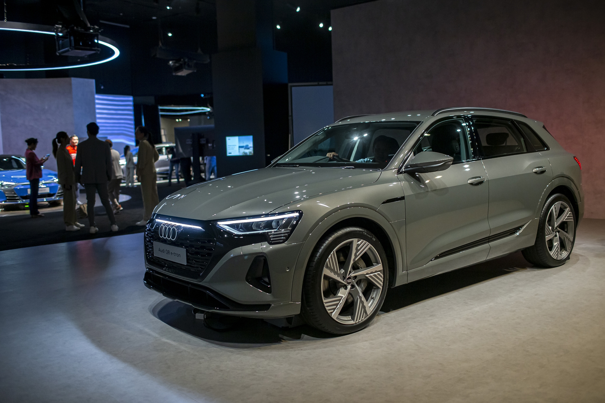 Audi Q8 e-tron lên lịch về Việt Nam giữa năm nay: Giá dự kiến 3,8 tỷ, chạy gần 600km/sạc, tương thích hơn 100 trạm sạc - Ảnh 1