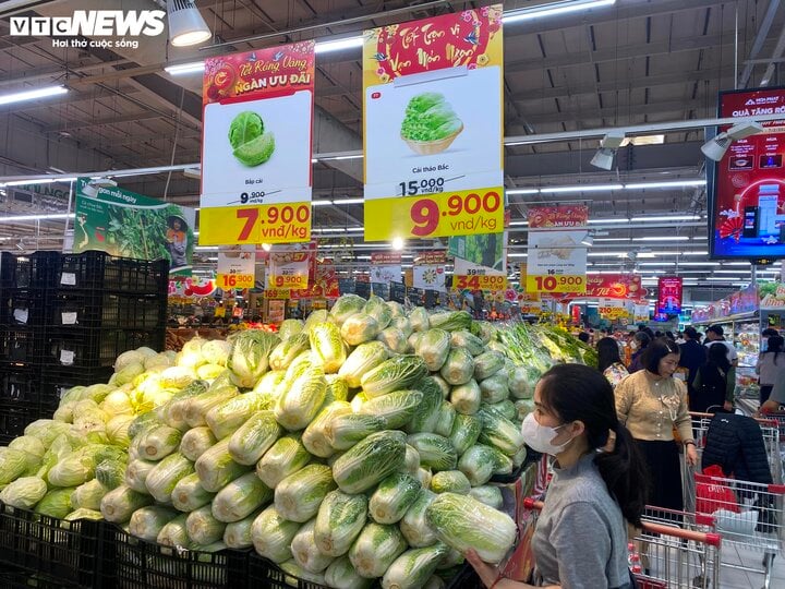 Gần Tết, siêu thị ào ạt tung khuyến mại, khách bỏ nghỉ trưa đi mua sắm - Ảnh 4