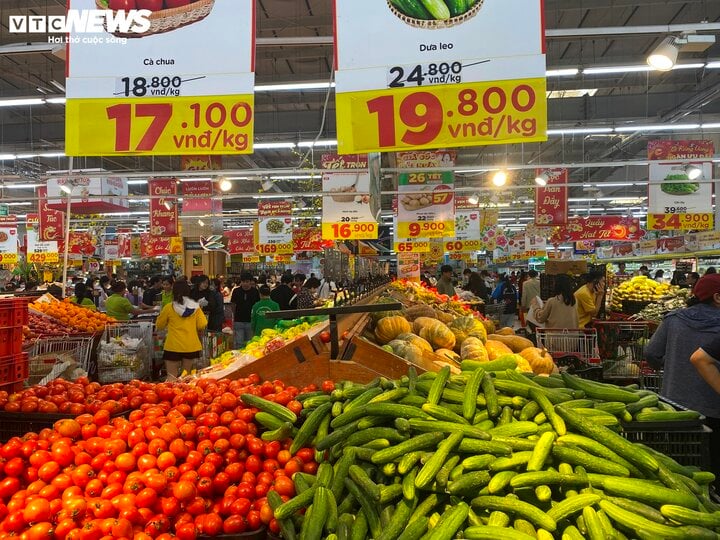 Gần Tết, siêu thị ào ạt tung khuyến mại, khách bỏ nghỉ trưa đi mua sắm - Ảnh 5