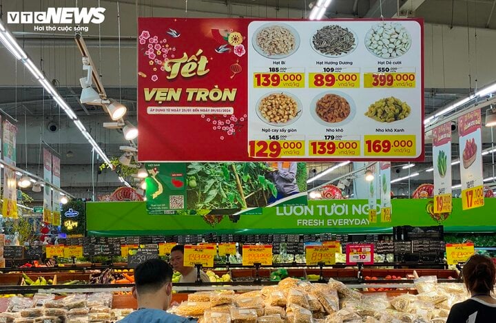 Gần Tết, siêu thị ào ạt tung khuyến mại, khách bỏ nghỉ trưa đi mua sắm - Ảnh 9