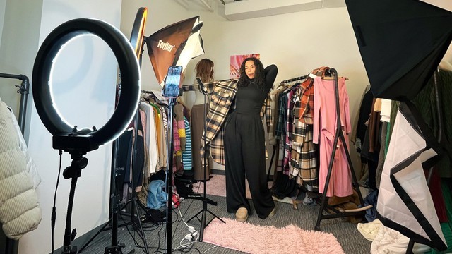 Đến lượt Trung Quốc dạy người Mỹ cách bán hàng livestream trên Tiktok: Kiếm 11.000 USD chỉ trong 1 buổi chiều, khách hàng phương Tây mê mệt kiểu chào hàng phương Đông - Ảnh 1