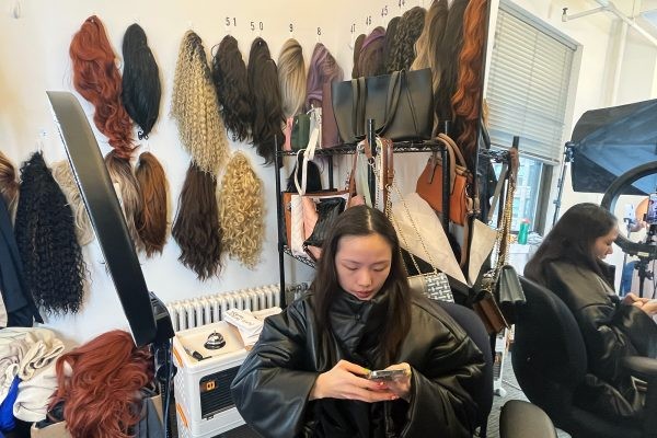 Đến lượt Trung Quốc dạy người Mỹ cách bán hàng livestream trên Tiktok: Kiếm 11.000 USD chỉ trong 1 buổi chiều, khách hàng phương Tây mê mệt kiểu chào hàng phương Đông - Ảnh 6