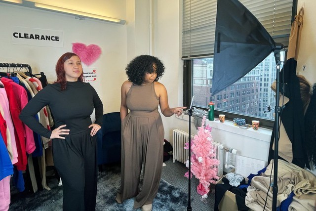 Đến lượt Trung Quốc dạy người Mỹ cách bán hàng livestream trên Tiktok: Kiếm 11.000 USD chỉ trong 1 buổi chiều, khách hàng phương Tây mê mệt kiểu chào hàng phương Đông - Ảnh 5