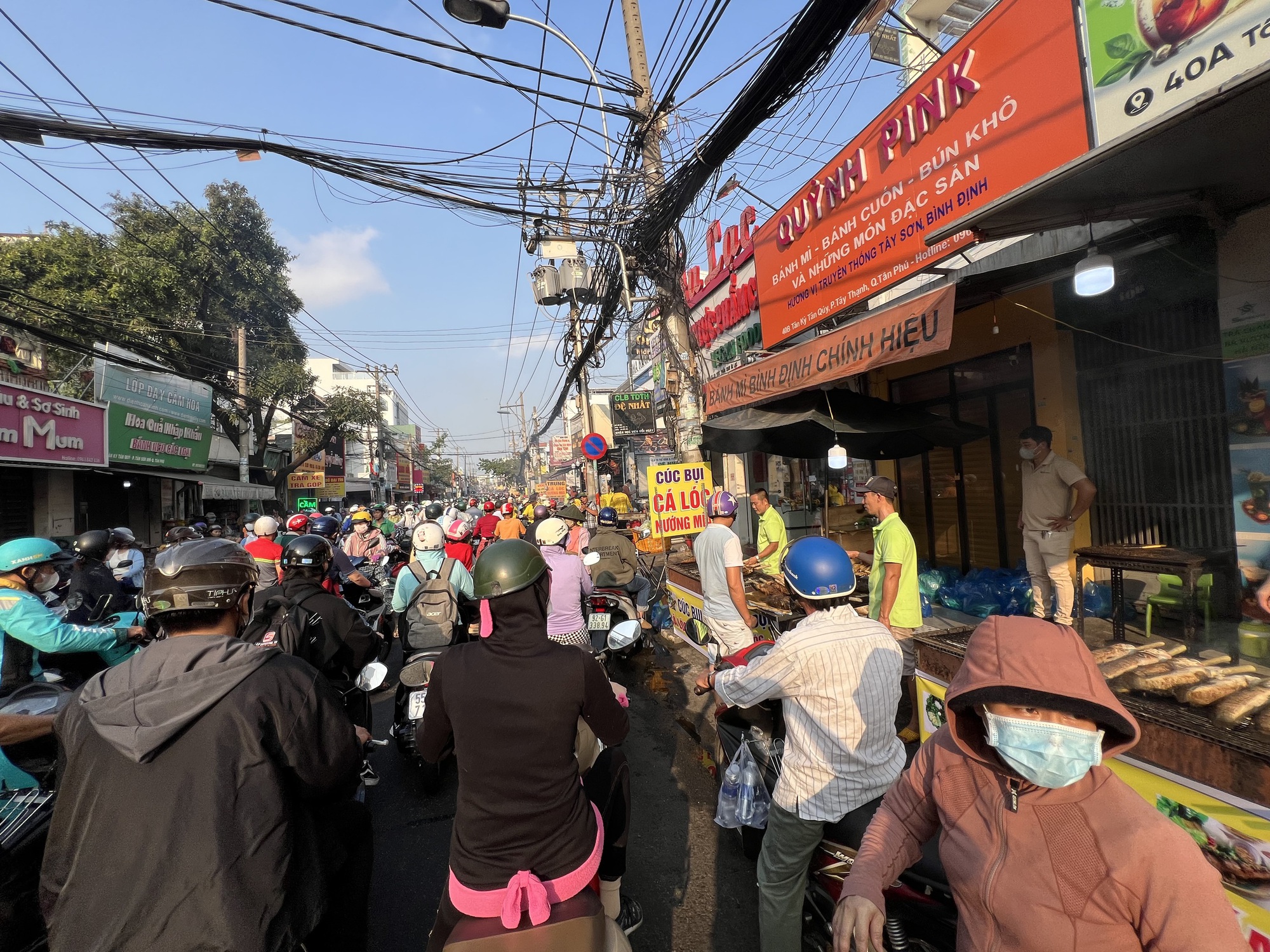 Xóm cá lóc nướng ở TP HCM đông nghẹt người trong ngày vía Thần Tài - Ảnh 1