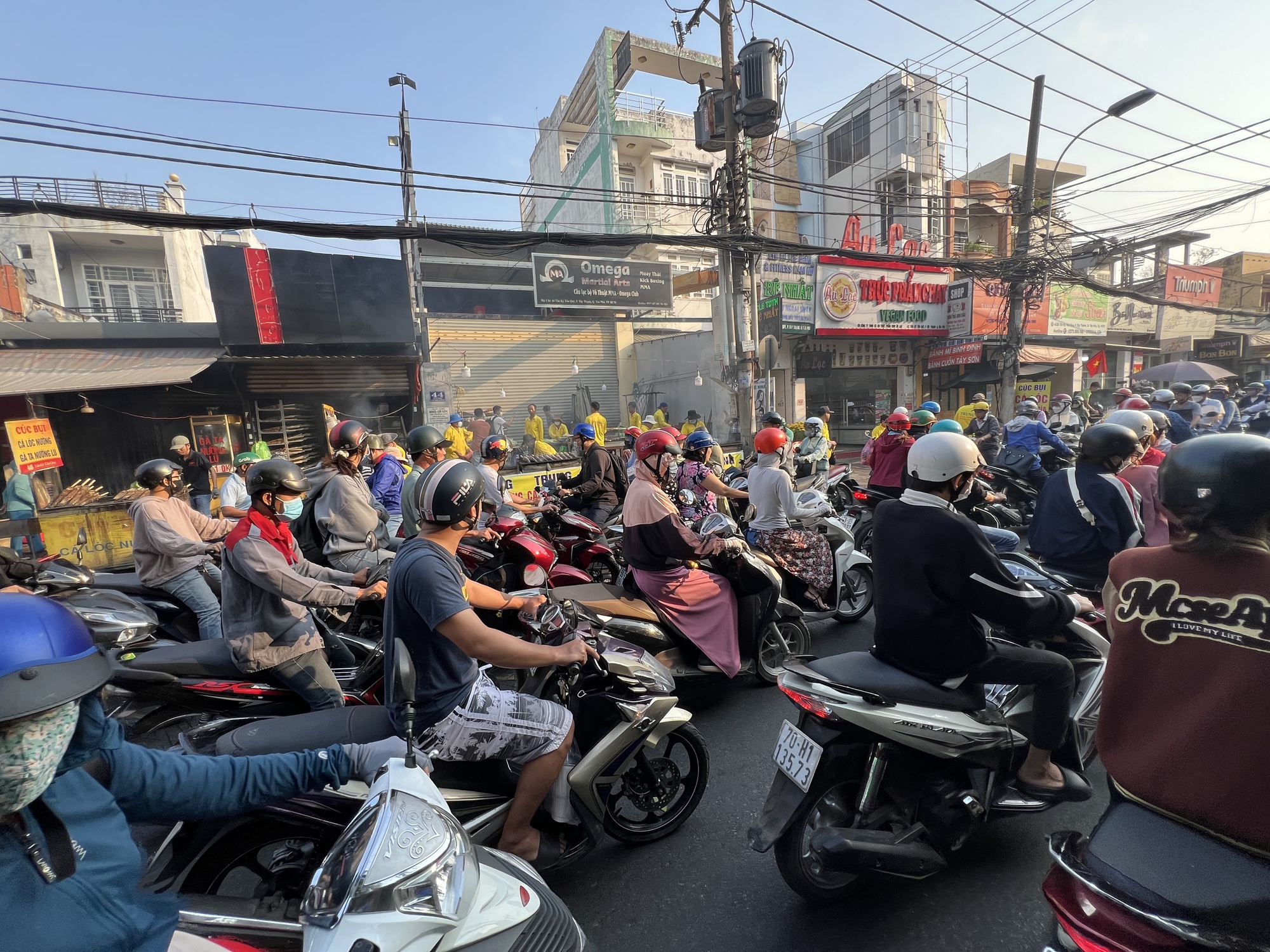 Xóm cá lóc nướng ở TP HCM đông nghẹt người trong ngày vía Thần Tài - Ảnh 2