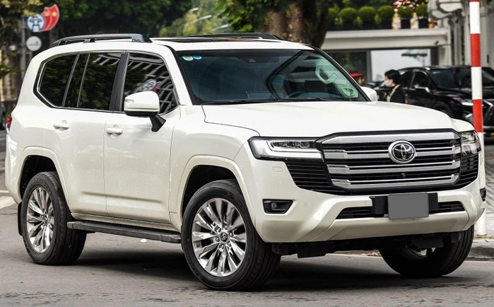 Toyota Land Cruiser LC300 bị hét giá 'bia kèm lạc'' tới gần 1 tỷ đồng, thiếu chìa giao khách - Ảnh 1