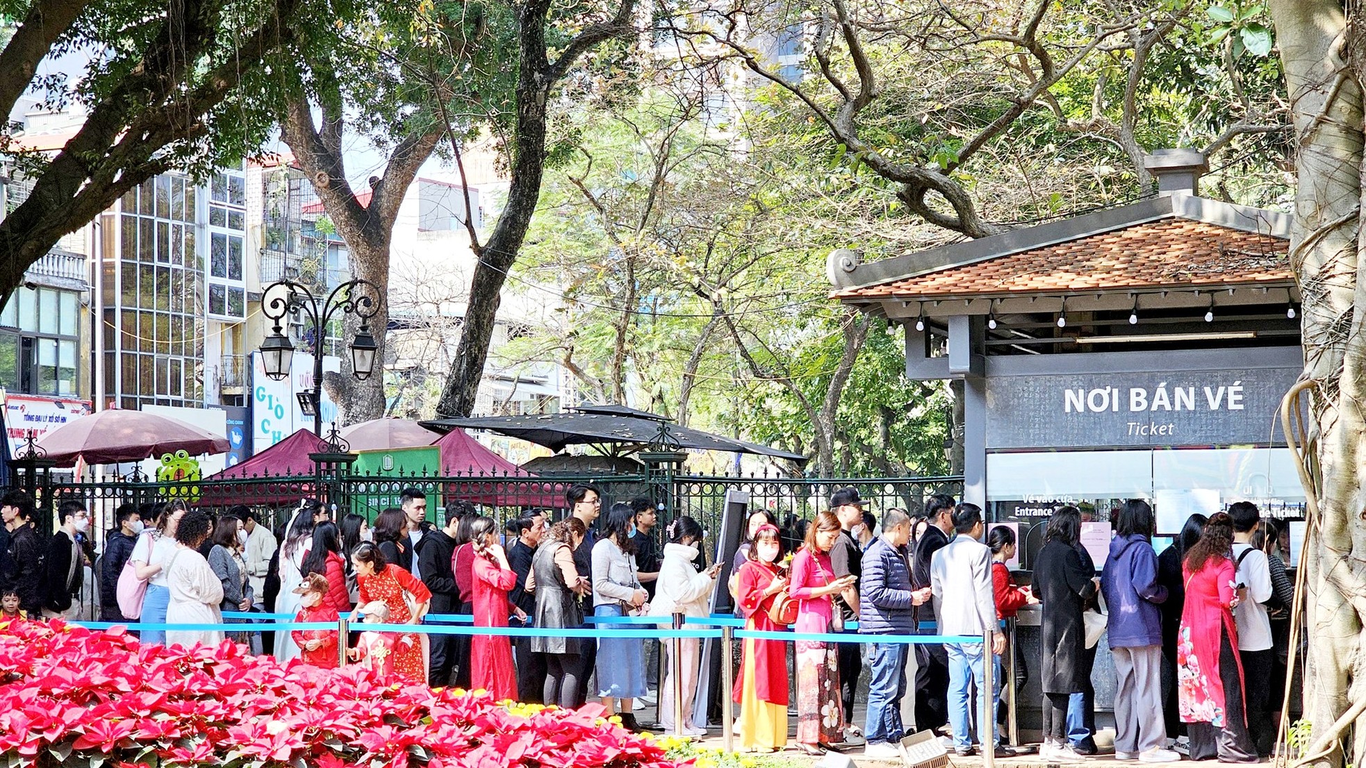 Người Việt nô nức xuất ngoại, du lịch Tết trong nước vẫn đông nghịt - Ảnh 7