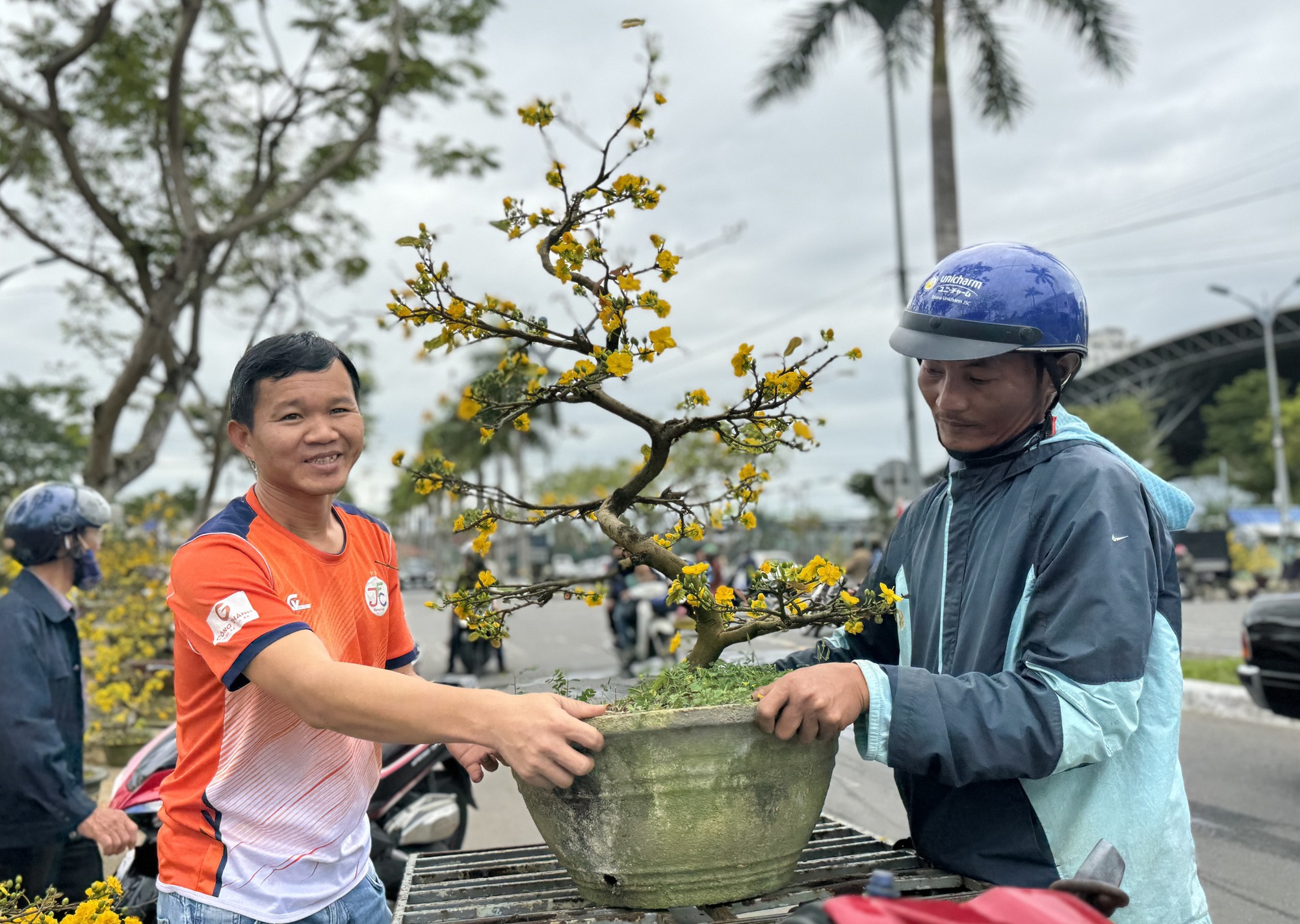 Mai đại hạ giá vẫn ế, nhiều tiểu thương đập chậu lấy gốc chở về - Ảnh 12