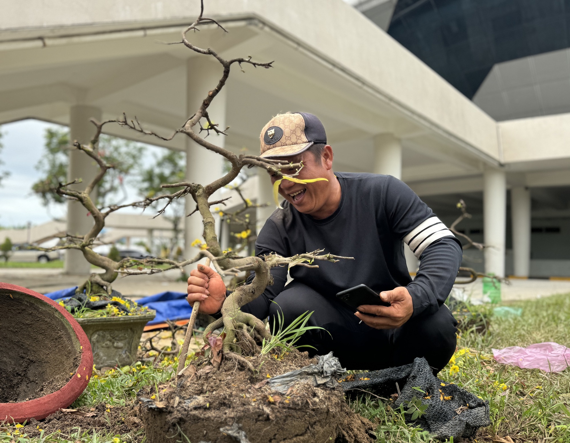 Mai đại hạ giá vẫn ế, nhiều tiểu thương đập chậu lấy gốc chở về - Ảnh 1