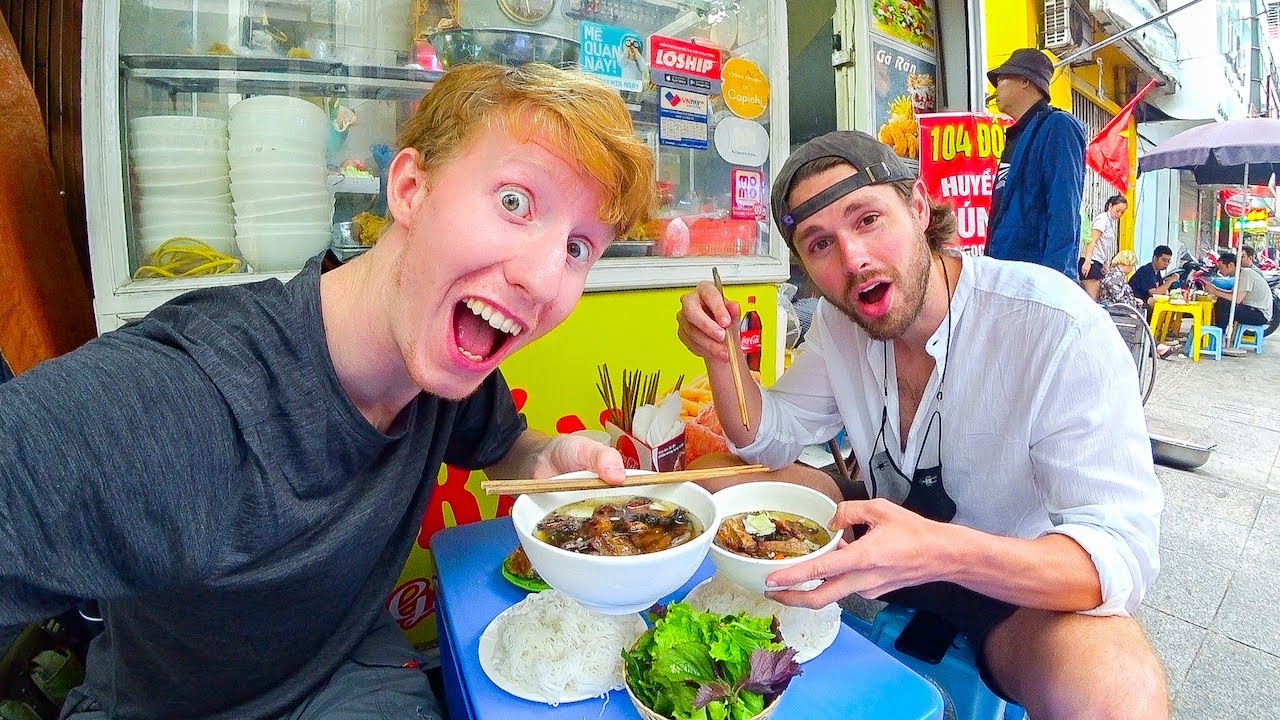 Khách Tây khen ngợi hương vị của một món bình dân bán đầy vỉa hè Việt Nam, nhận xét: "Ngon bổ rẻ" - Ảnh 1