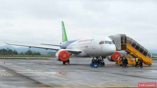Lần đầu đến Việt Nam, máy bay “made in Trung Quốc” bịt kín 1 thứ - Ảnh 2