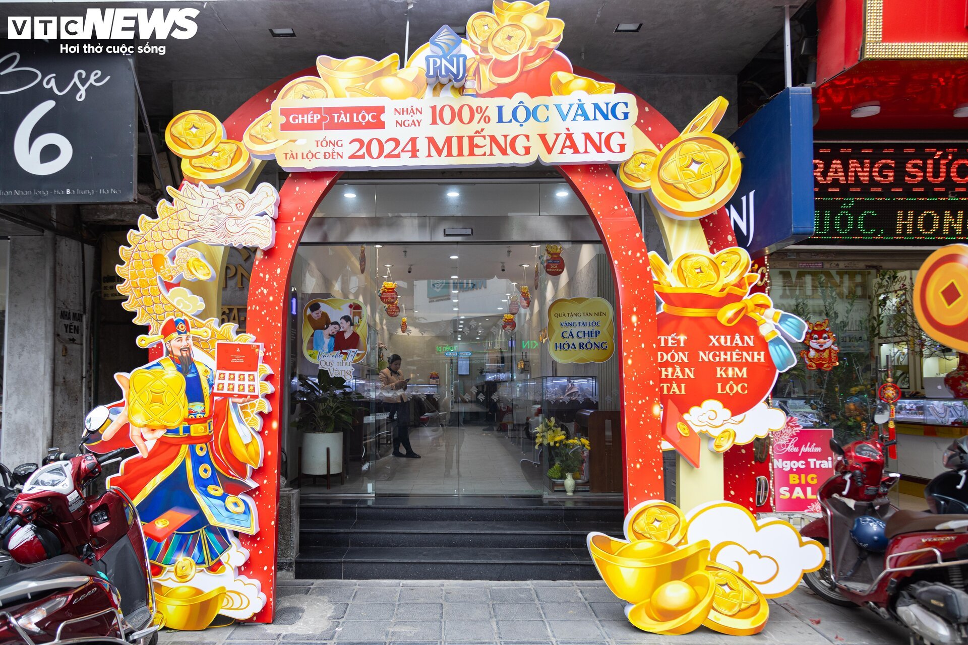 Cửa hàng vàng Hà Nội trang hoàng bắt mắt, chuẩn bị hốt bạc ngày vía Thần Tài - Ảnh 6