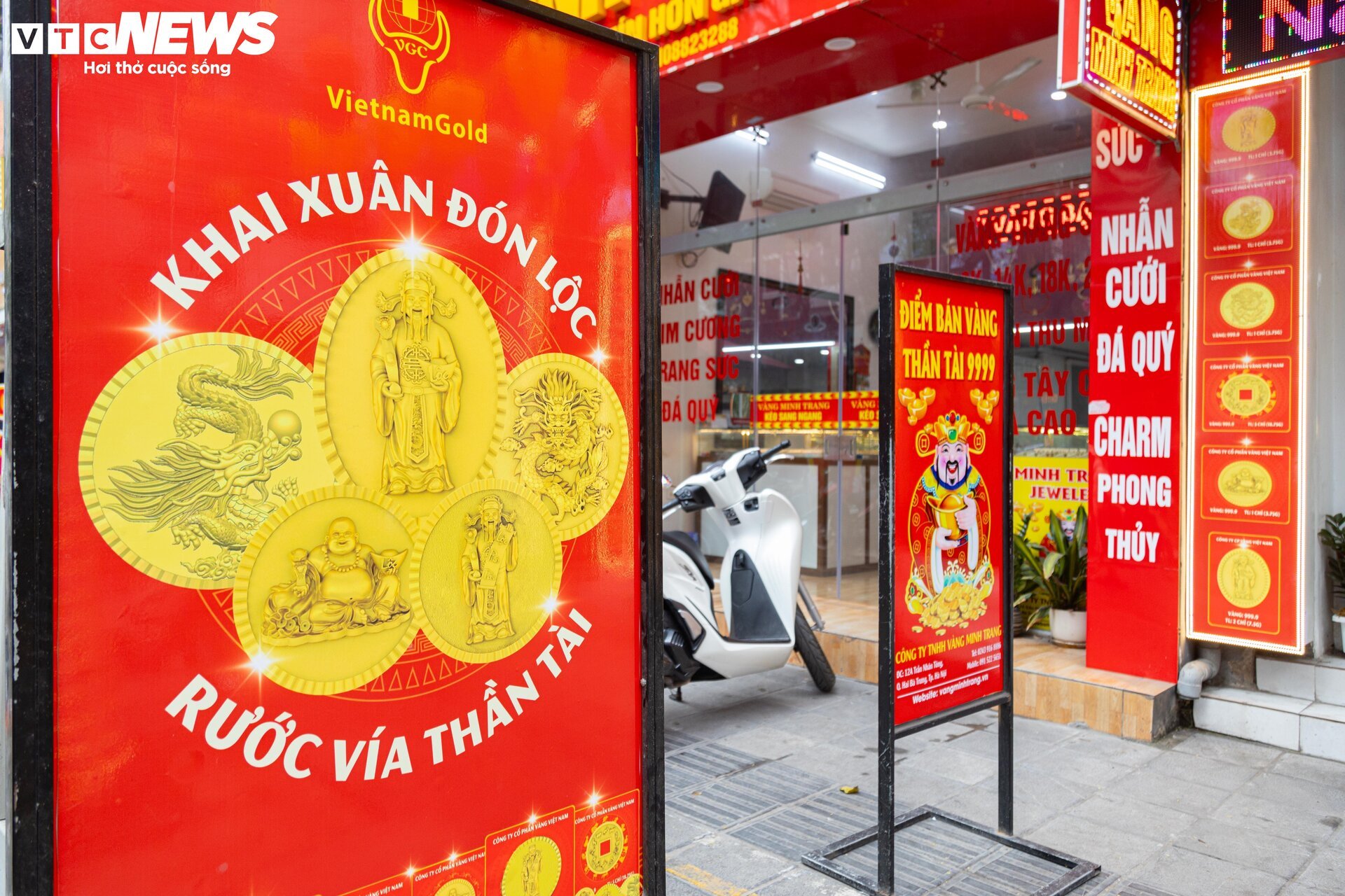 Cửa hàng vàng Hà Nội trang hoàng bắt mắt, chuẩn bị hốt bạc ngày vía Thần Tài - Ảnh 2