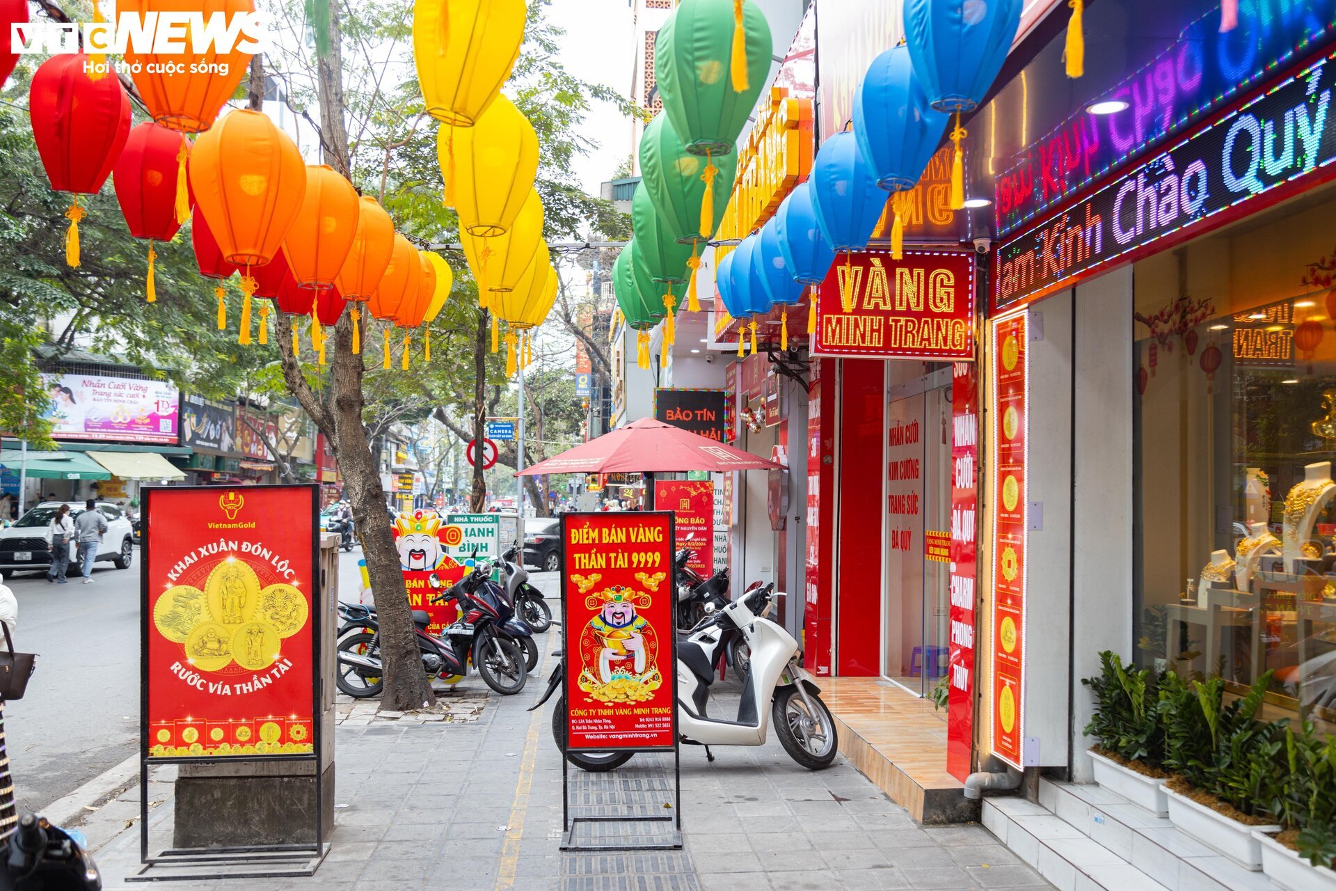 Cửa hàng vàng Hà Nội trang hoàng bắt mắt, chuẩn bị hốt bạc ngày vía Thần Tài - Ảnh 1