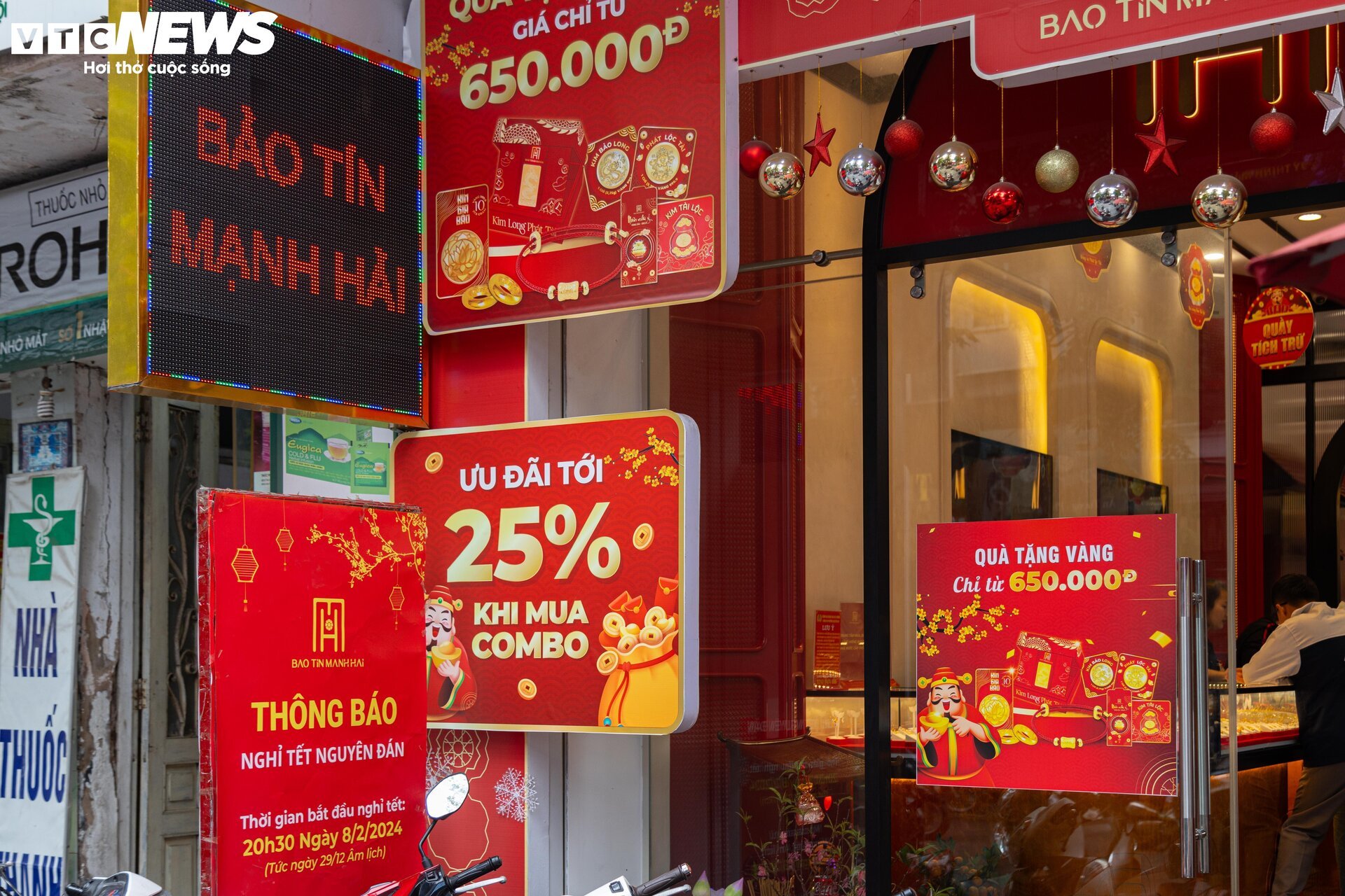 Cửa hàng vàng Hà Nội trang hoàng bắt mắt, chuẩn bị hốt bạc ngày vía Thần Tài - Ảnh 5