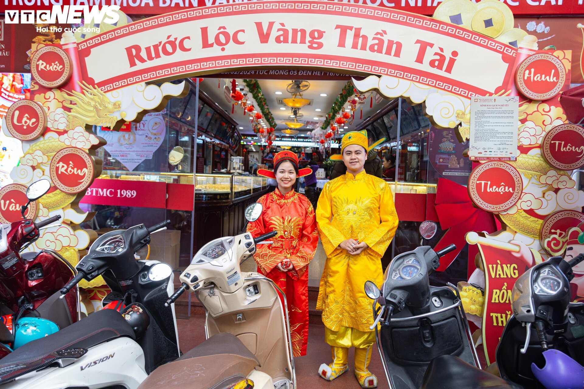 Cửa hàng vàng Hà Nội trang hoàng bắt mắt, chuẩn bị hốt bạc ngày vía Thần Tài - Ảnh 3