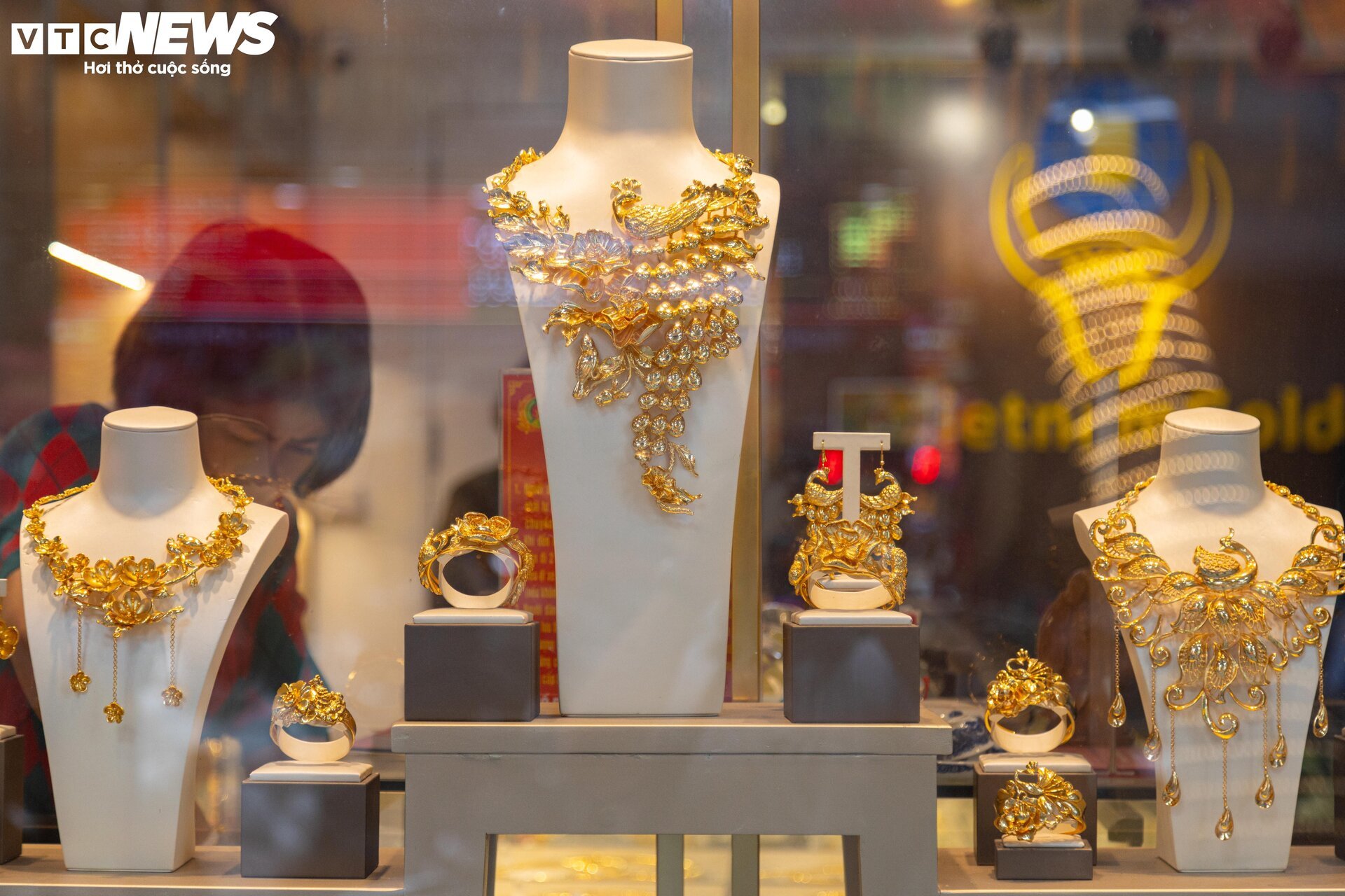 Cửa hàng vàng Hà Nội trang hoàng bắt mắt, chuẩn bị hốt bạc ngày vía Thần Tài - Ảnh 14