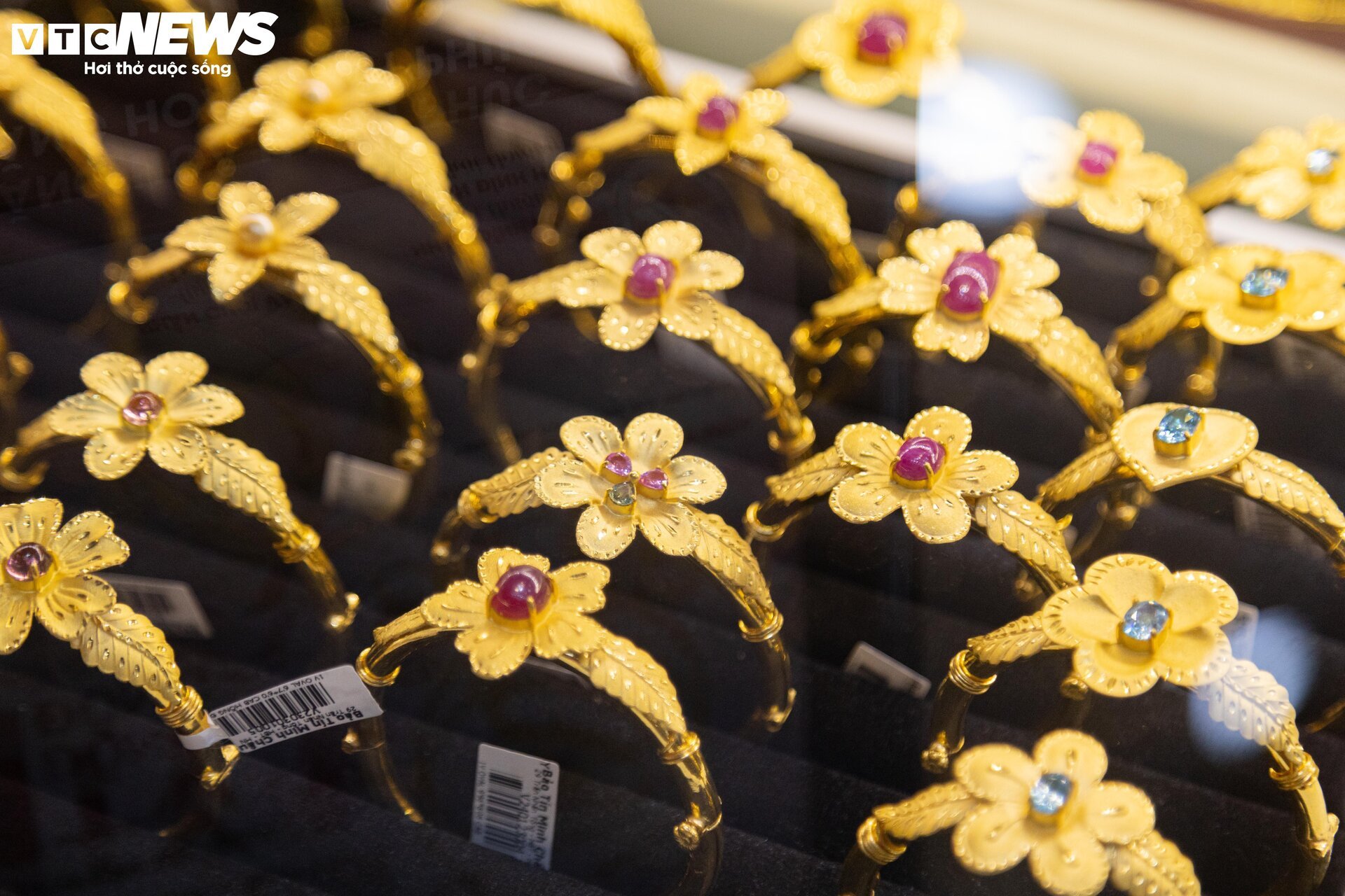Cửa hàng vàng Hà Nội trang hoàng bắt mắt, chuẩn bị hốt bạc ngày vía Thần Tài - Ảnh 7