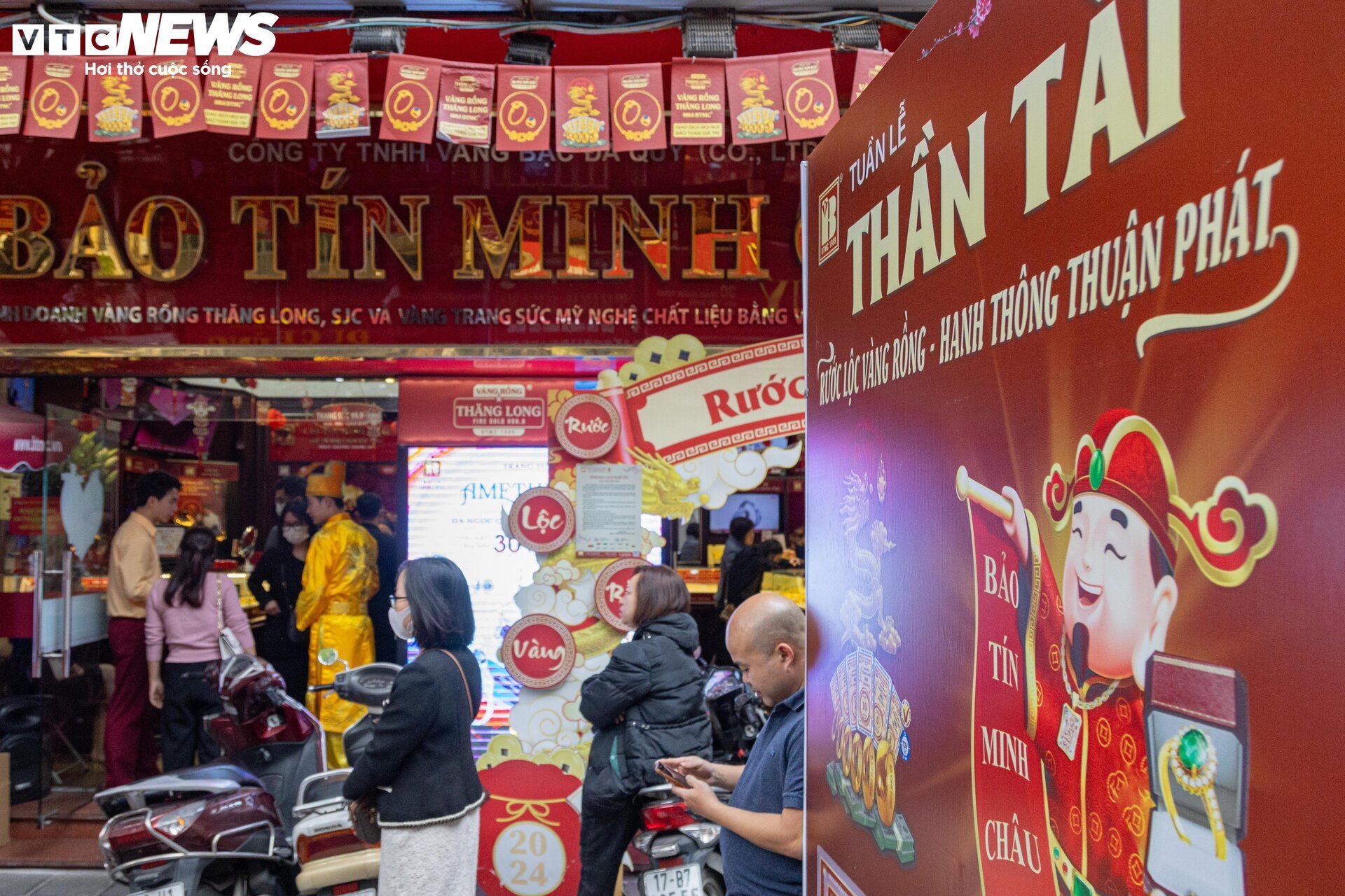 Cửa hàng vàng Hà Nội trang hoàng bắt mắt, chuẩn bị hốt bạc ngày vía Thần Tài - Ảnh 4