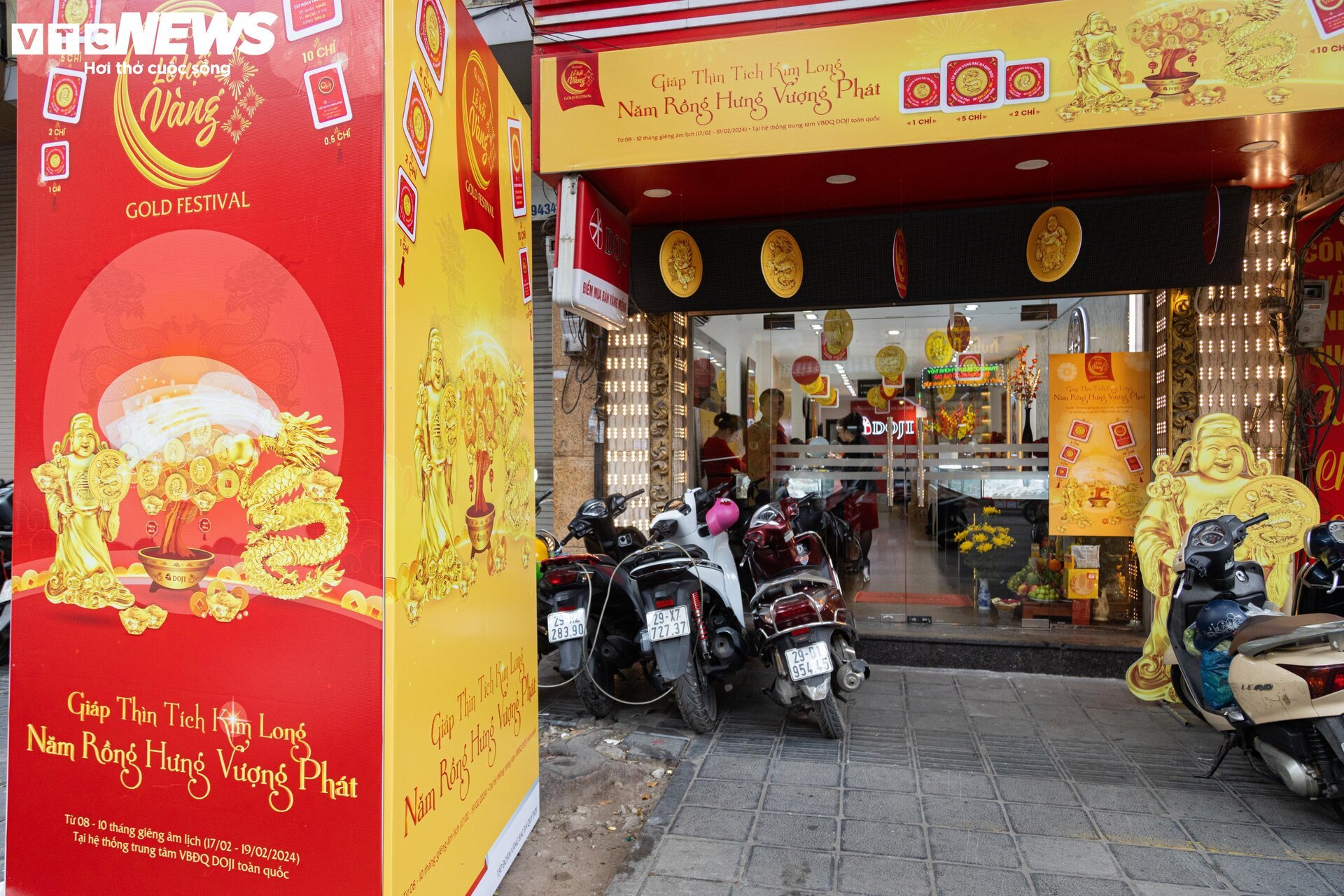 Cửa hàng vàng Hà Nội trang hoàng bắt mắt, chuẩn bị hốt bạc ngày vía Thần Tài - Ảnh 8
