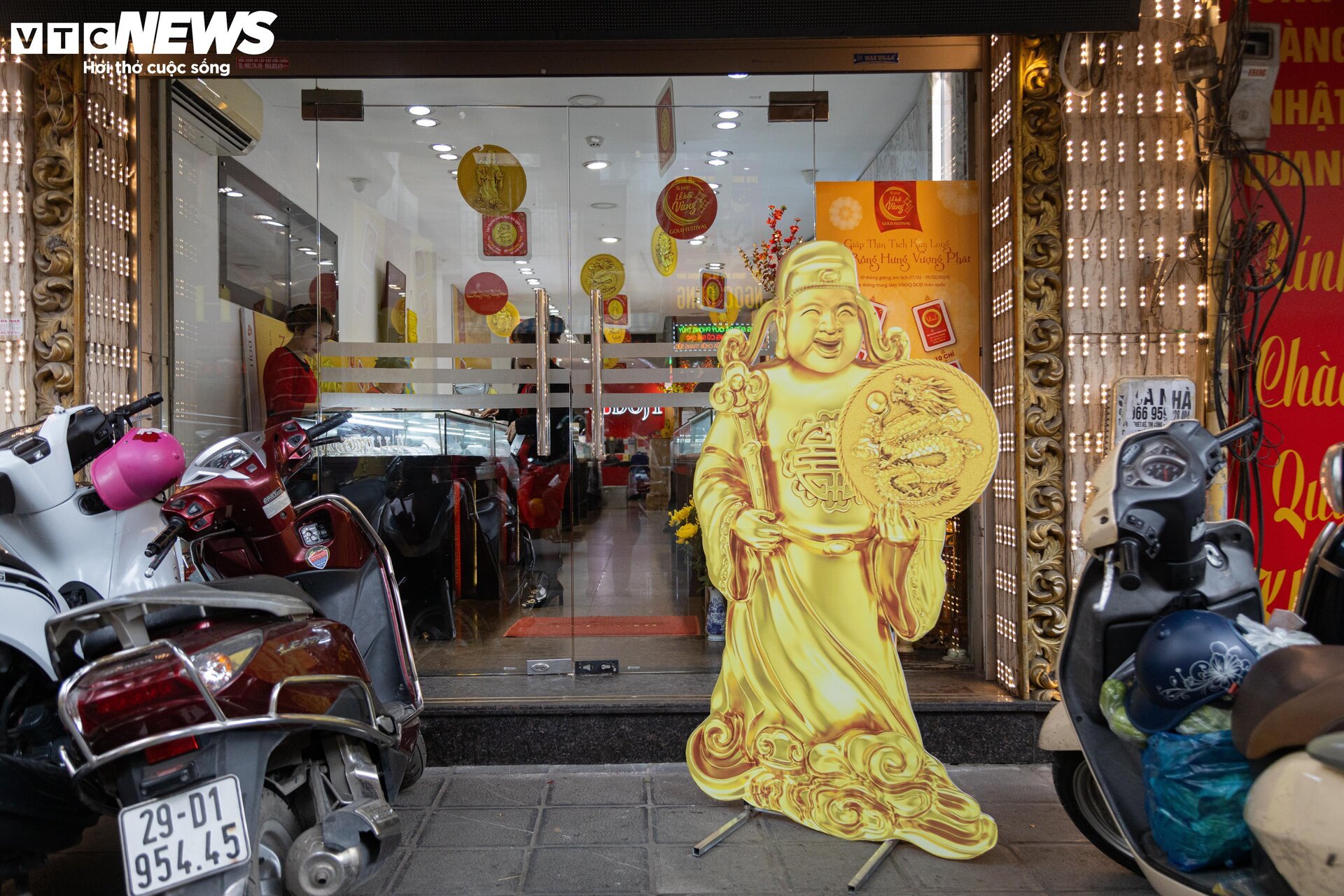 Cửa hàng vàng Hà Nội trang hoàng bắt mắt, chuẩn bị hốt bạc ngày vía Thần Tài - Ảnh 9