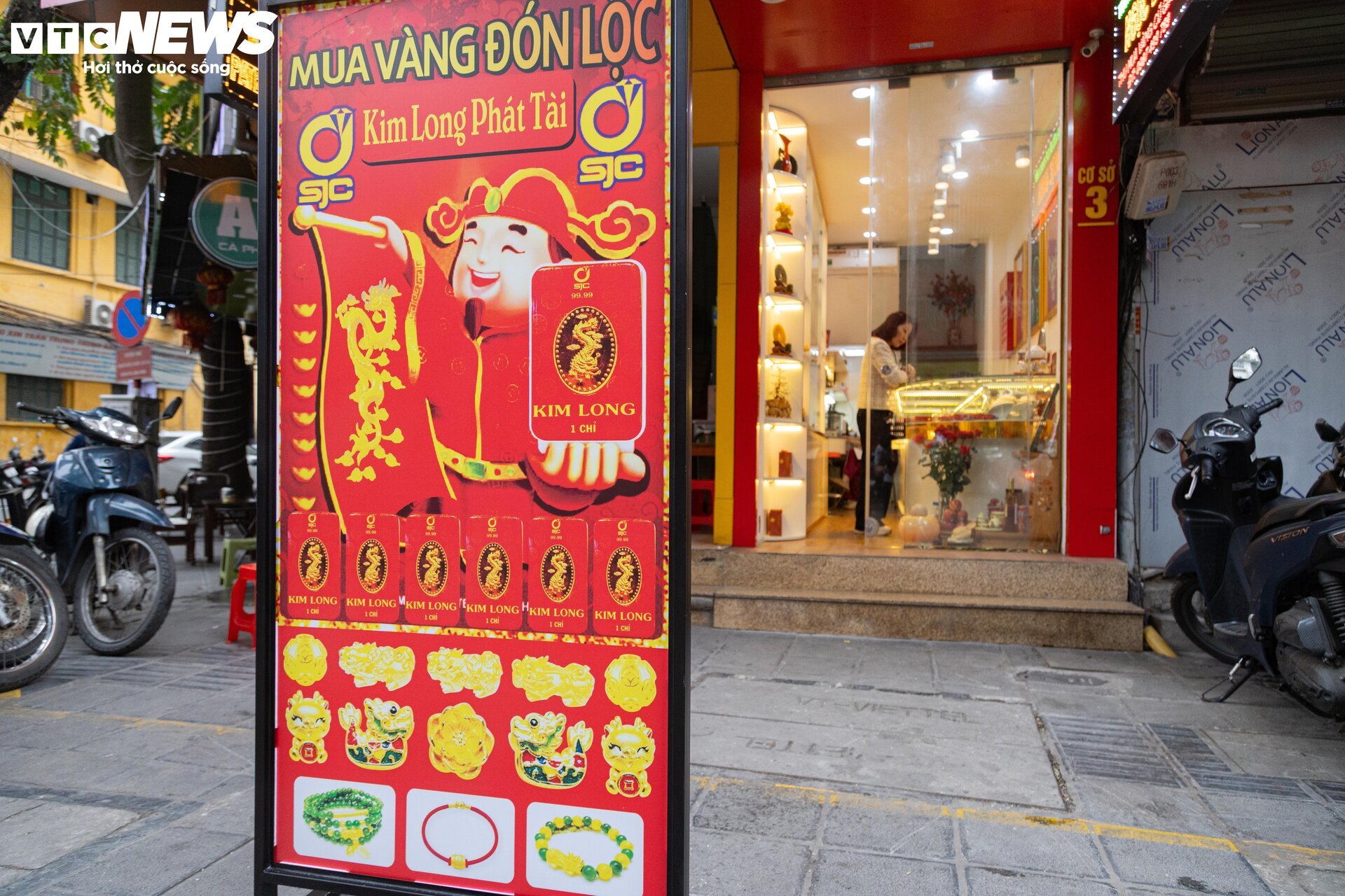 Cửa hàng vàng Hà Nội trang hoàng bắt mắt, chuẩn bị hốt bạc ngày vía Thần Tài - Ảnh 11