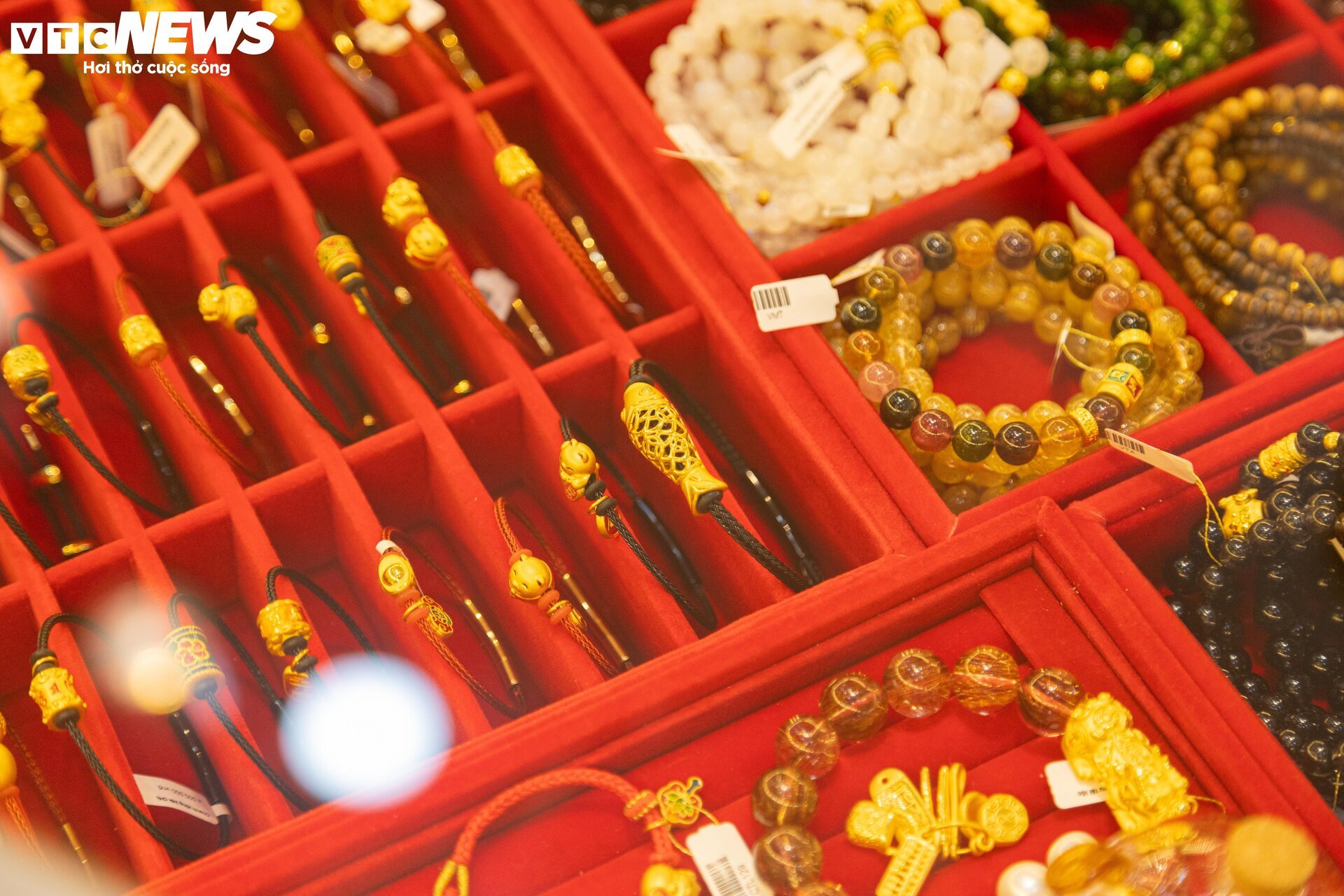 Cửa hàng vàng Hà Nội trang hoàng bắt mắt, chuẩn bị hốt bạc ngày vía Thần Tài - Ảnh 12