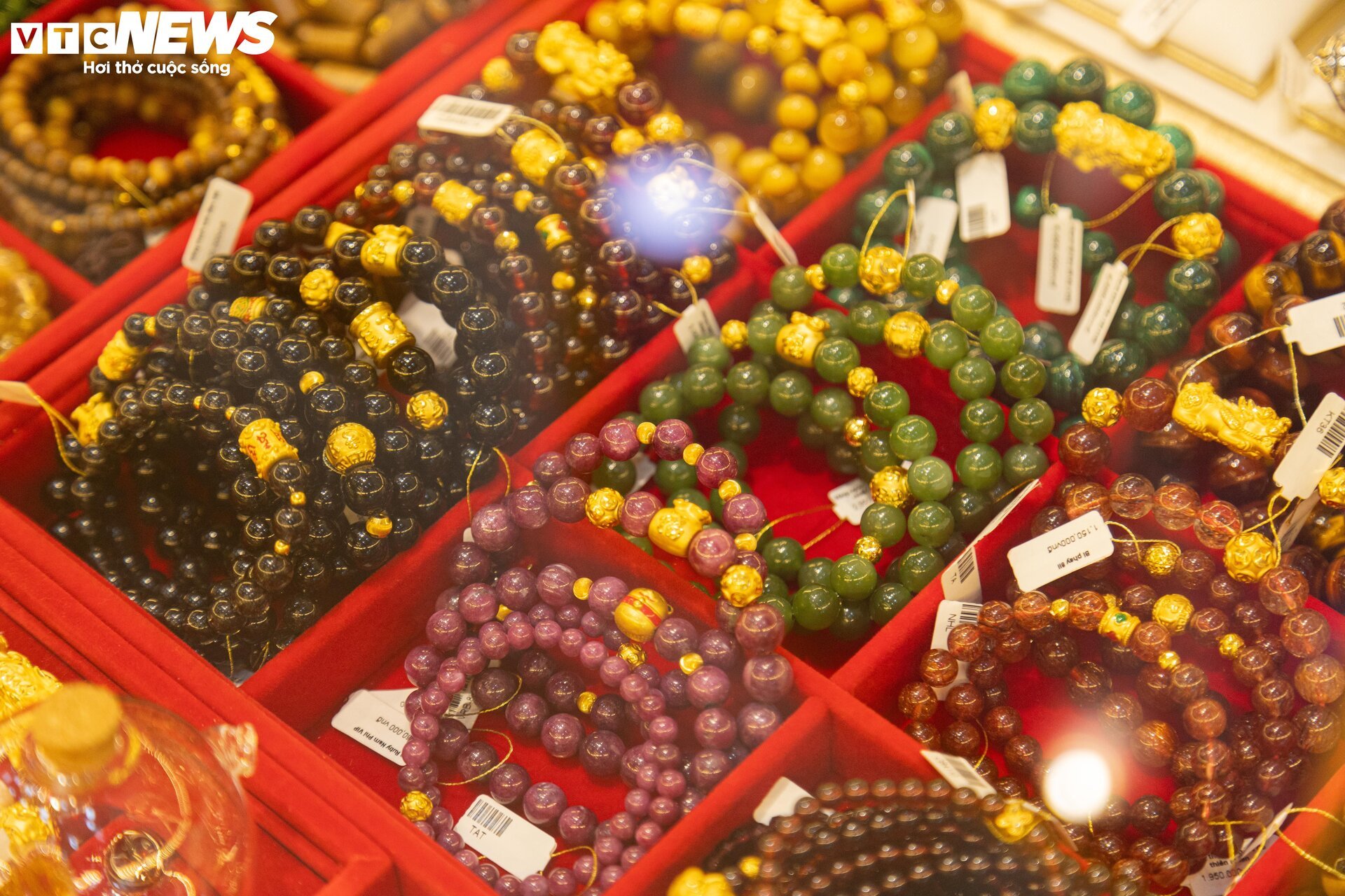 Cửa hàng vàng Hà Nội trang hoàng bắt mắt, chuẩn bị hốt bạc ngày vía Thần Tài - Ảnh 13