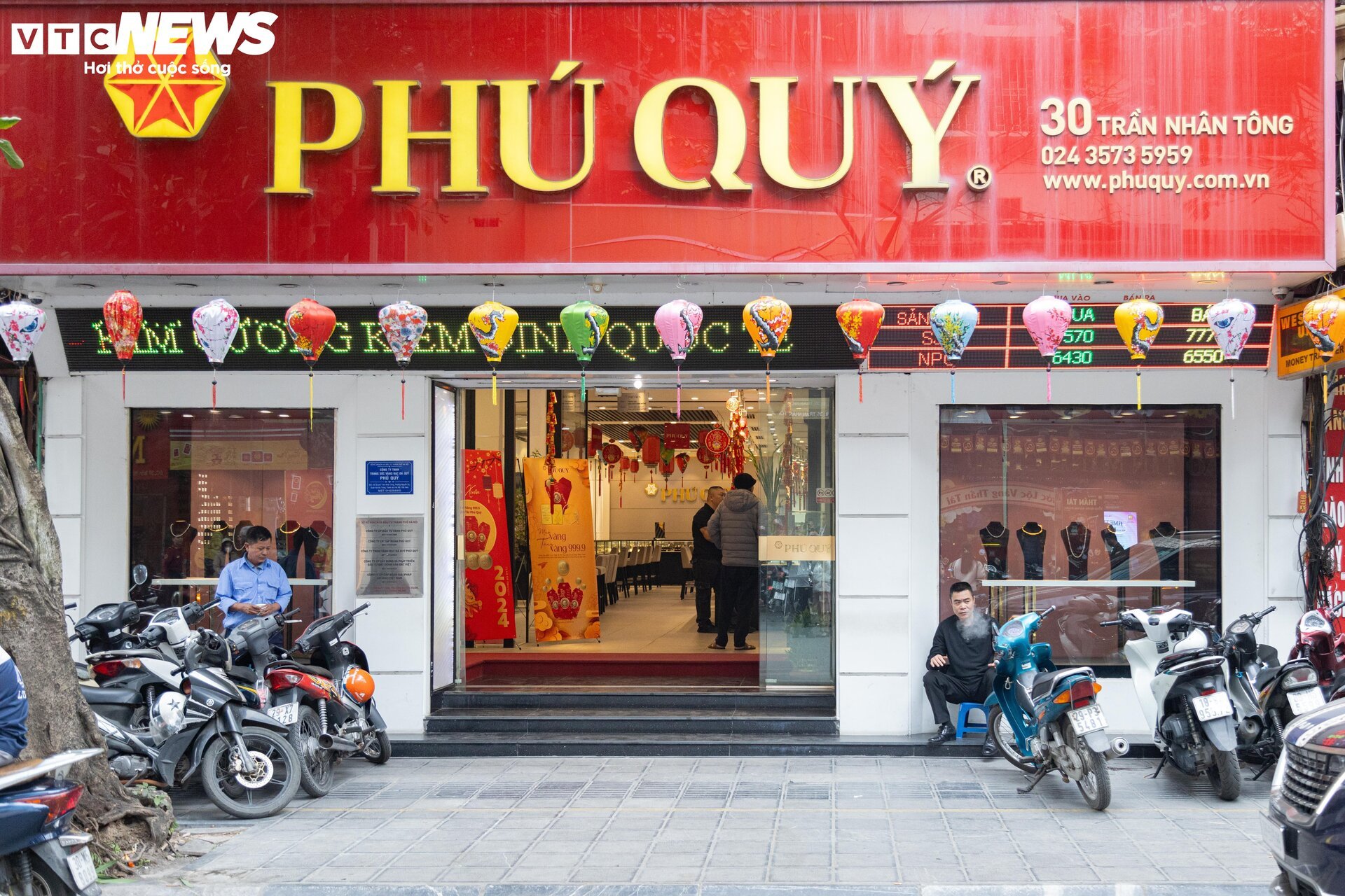 Cửa hàng vàng Hà Nội trang hoàng bắt mắt, chuẩn bị hốt bạc ngày vía Thần Tài - Ảnh 15