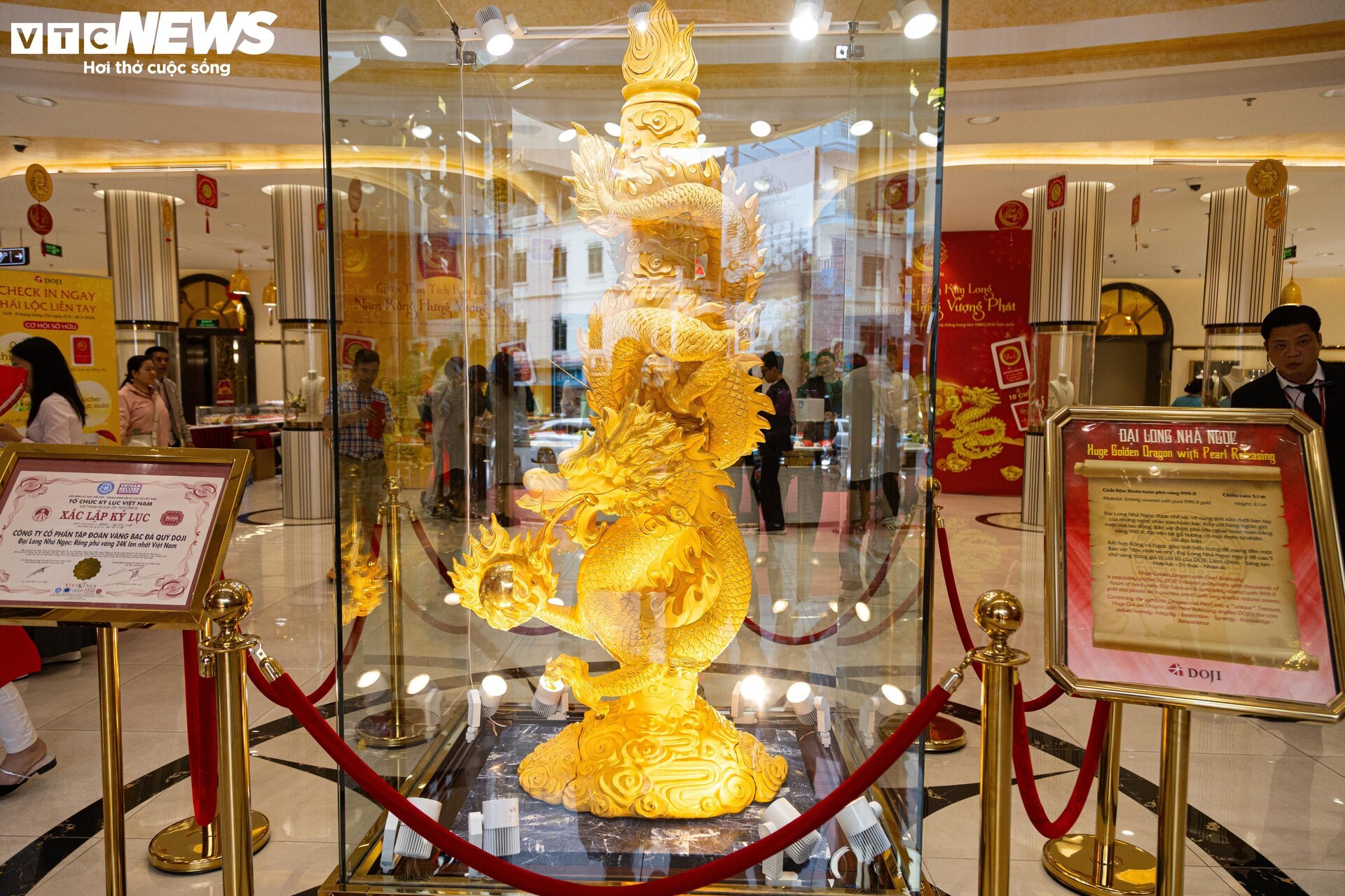 Cận cảnh tượng rồng vàng dát vàng 9999 chào đón ngày vía Thần Tài 2024 - Ảnh 1