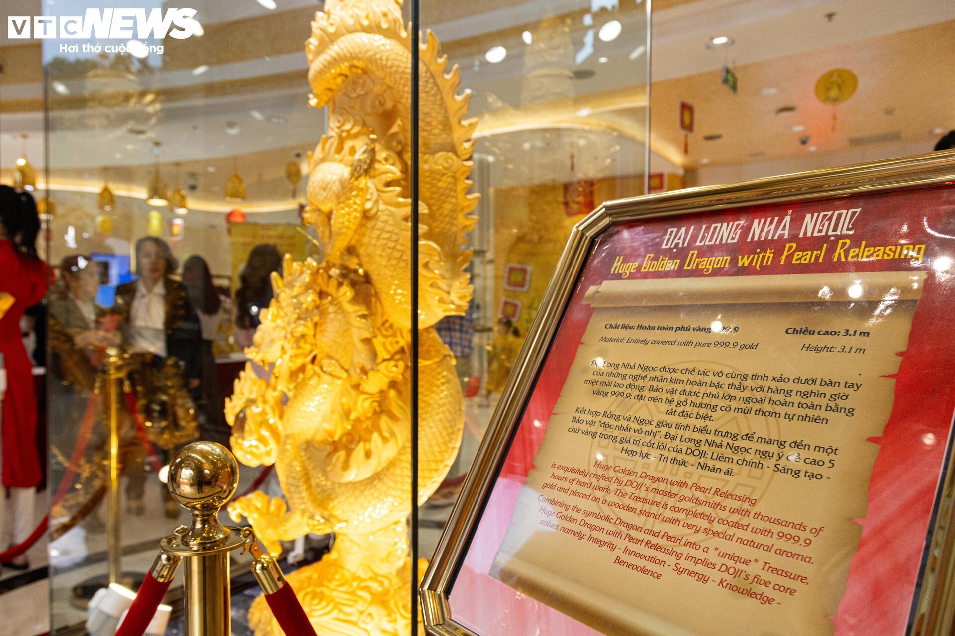 Cận cảnh tượng rồng vàng dát vàng 9999 chào đón ngày vía Thần Tài 2024 - Ảnh 4