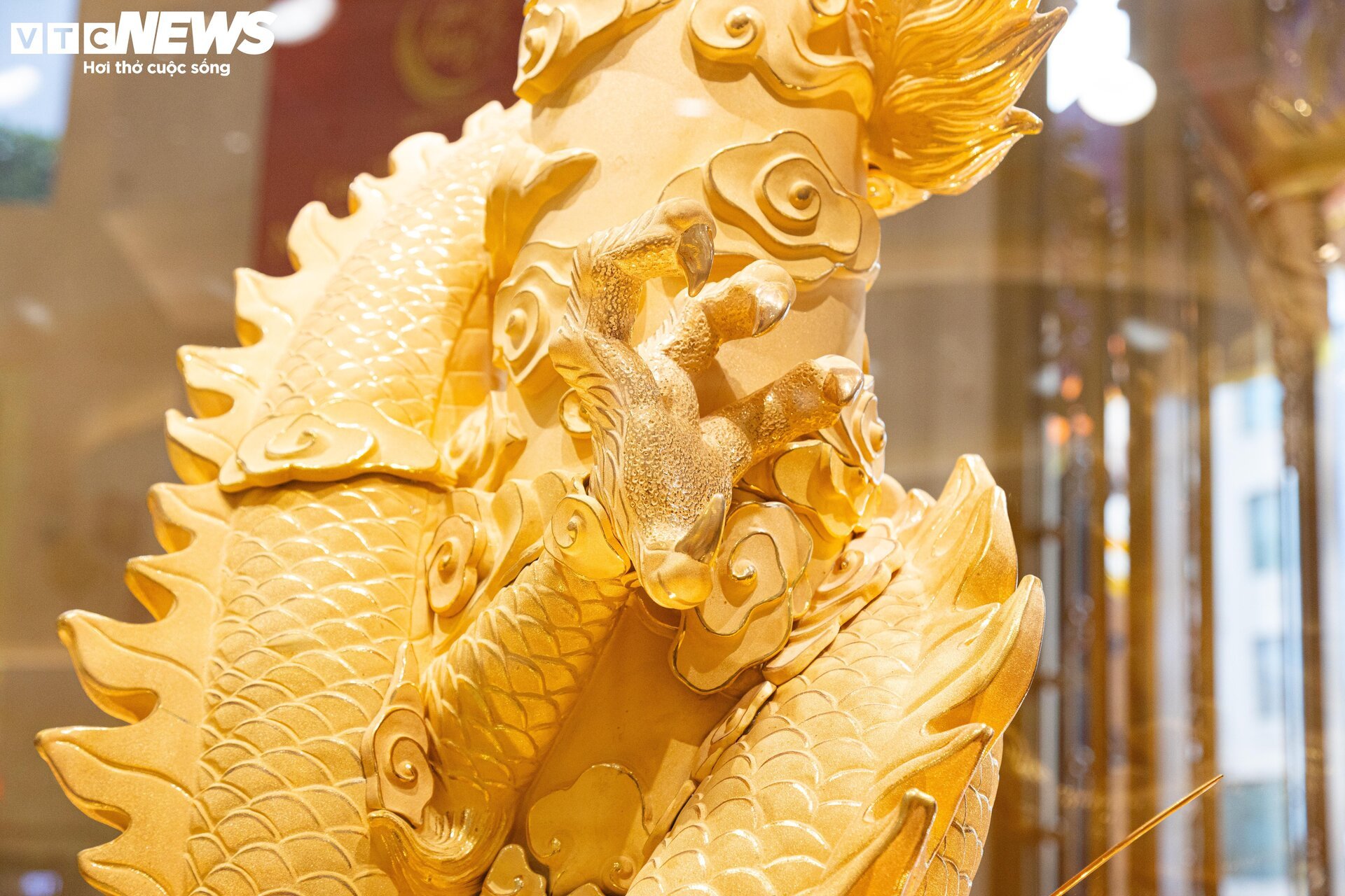 Cận cảnh tượng rồng vàng dát vàng 9999 chào đón ngày vía Thần Tài 2024 - Ảnh 8