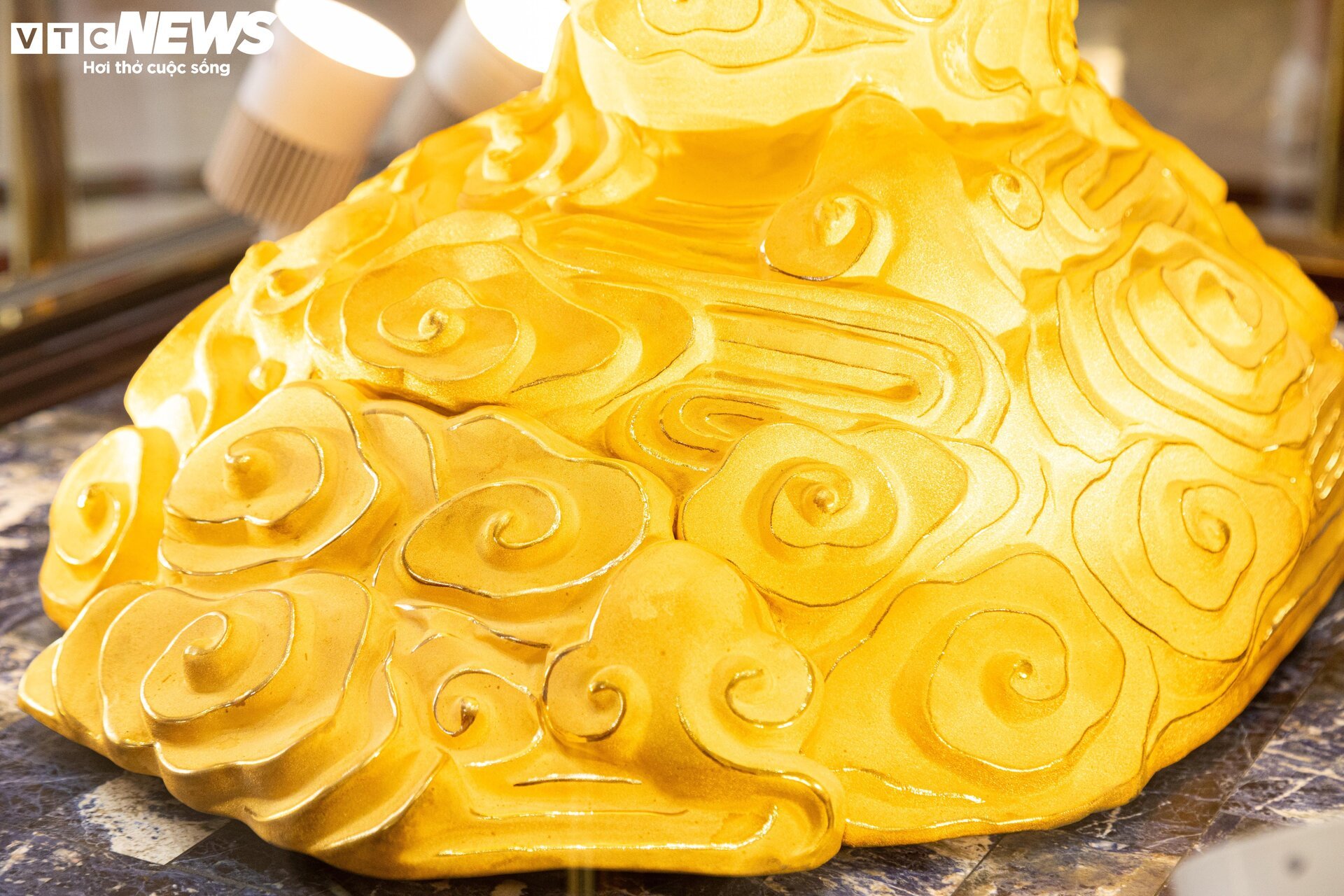 Cận cảnh tượng rồng vàng dát vàng 9999 chào đón ngày vía Thần Tài 2024 - Ảnh 7