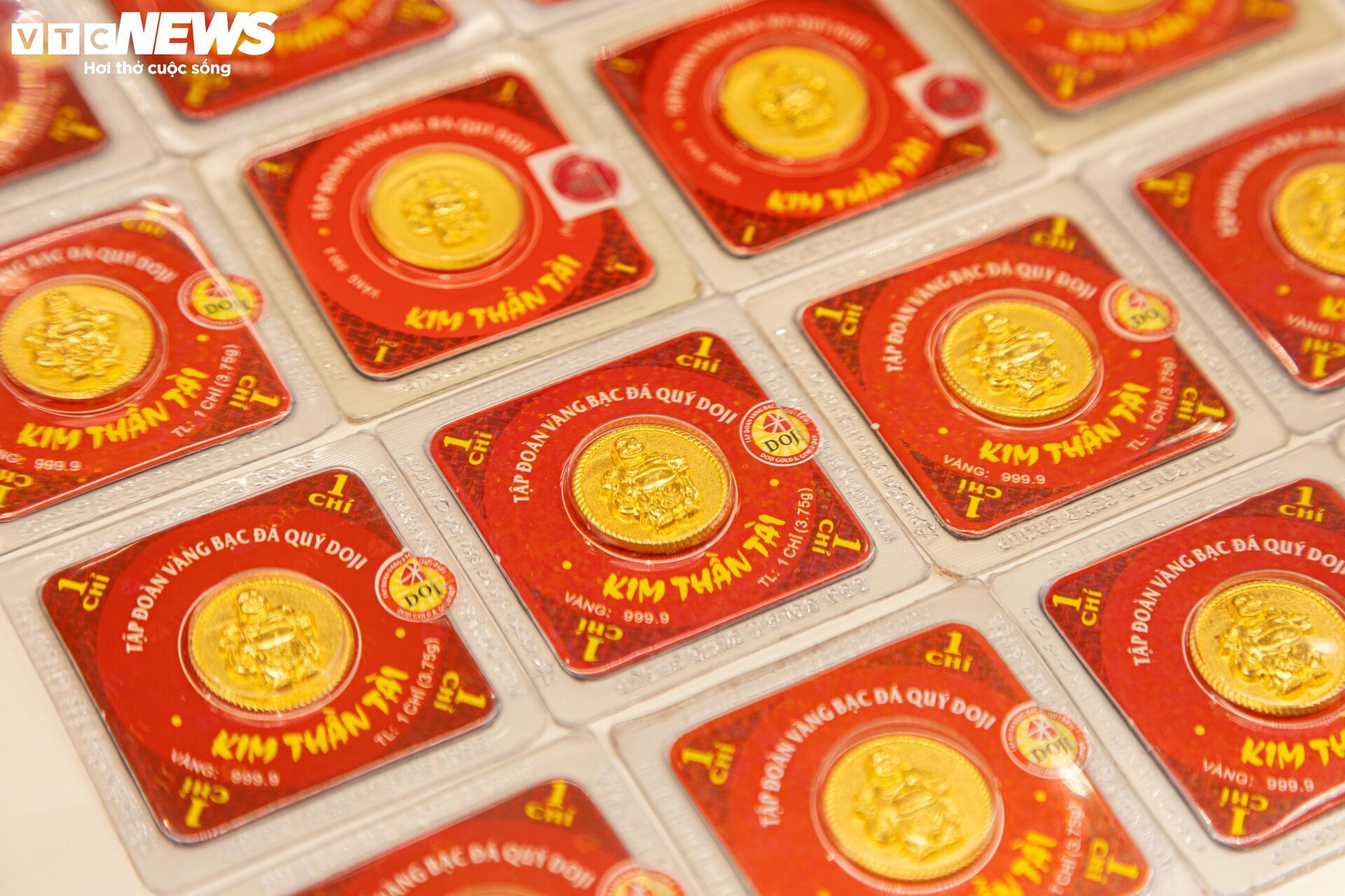 Cận cảnh tượng rồng vàng dát vàng 9999 chào đón ngày vía Thần Tài 2024 - Ảnh 19