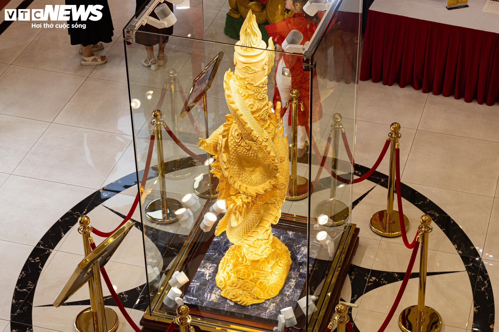 Cận cảnh tượng rồng vàng dát vàng 9999 chào đón ngày vía Thần Tài 2024 - Ảnh 2