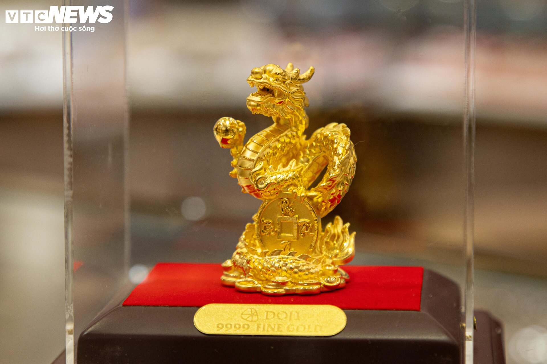 Cận cảnh tượng rồng vàng dát vàng 9999 chào đón ngày vía Thần Tài 2024 - Ảnh 11