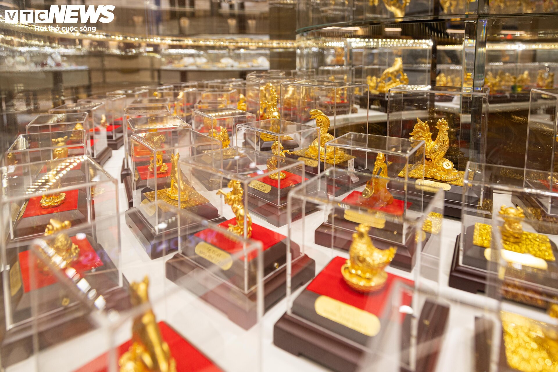 Cận cảnh tượng rồng vàng dát vàng 9999 chào đón ngày vía Thần Tài 2024 - Ảnh 10