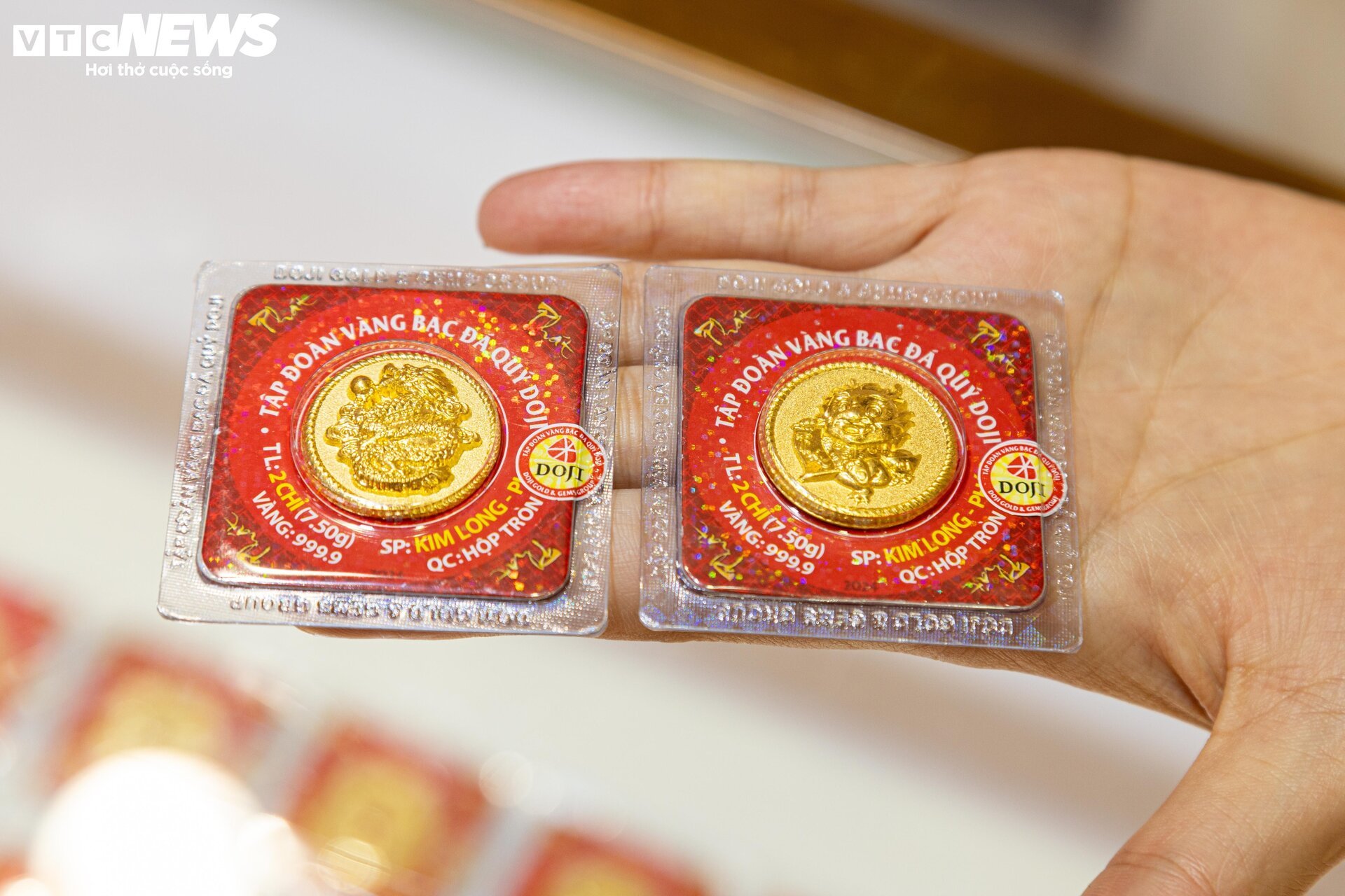 Cận cảnh tượng rồng vàng dát vàng 9999 chào đón ngày vía Thần Tài 2024 - Ảnh 17