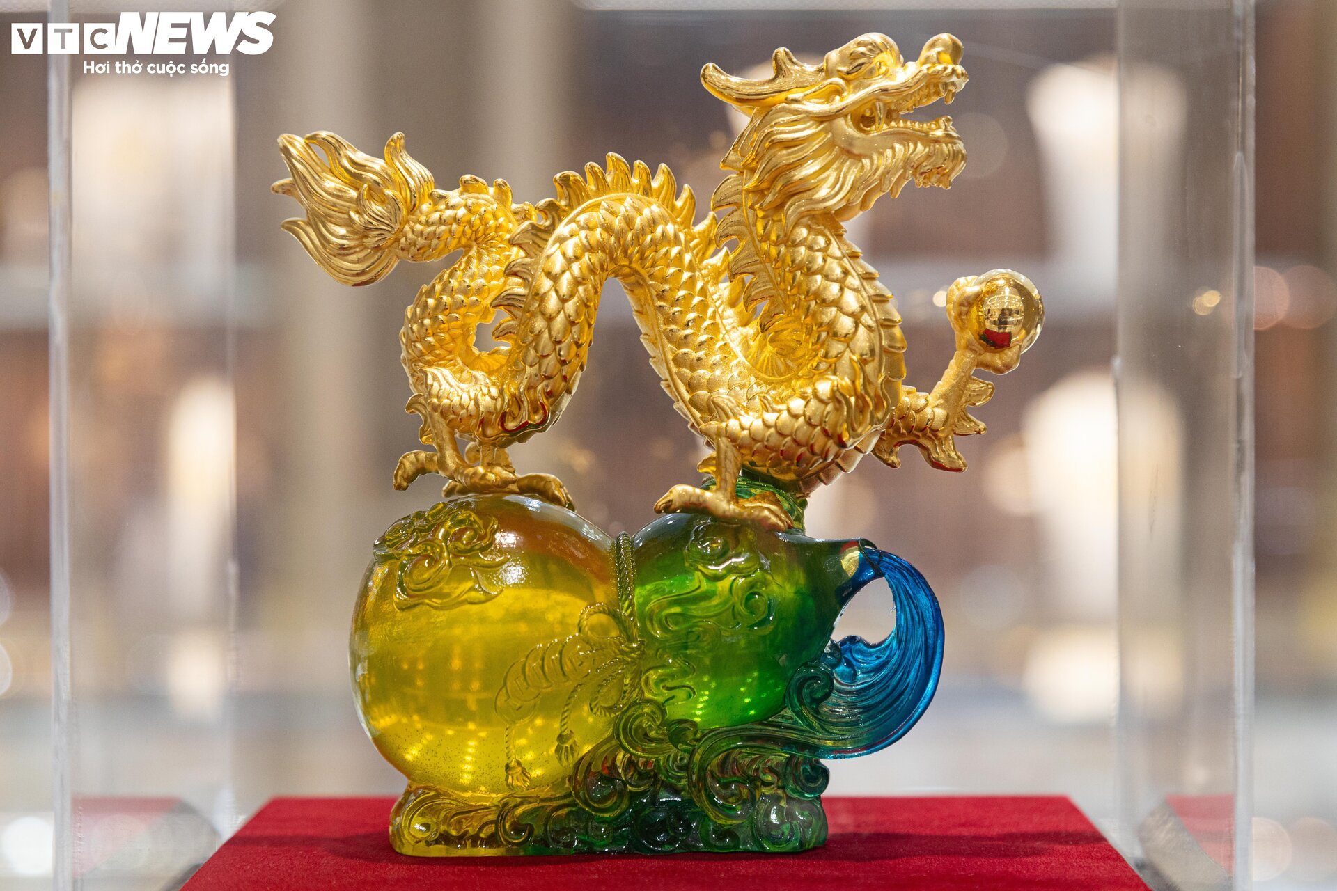 Cận cảnh tượng rồng vàng dát vàng 9999 chào đón ngày vía Thần Tài 2024 - Ảnh 12