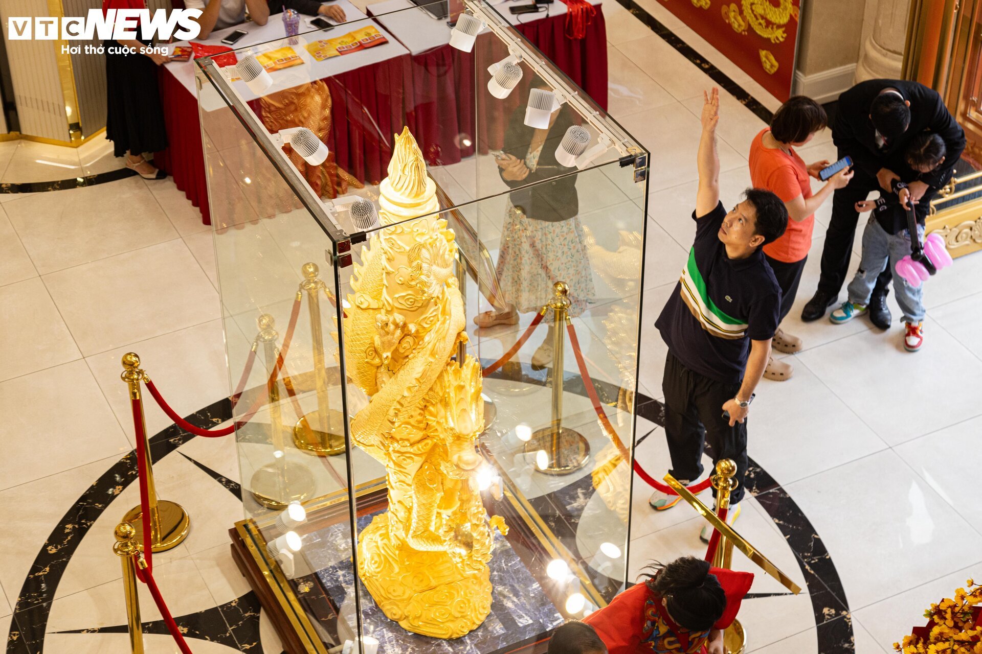 Cận cảnh tượng rồng vàng dát vàng 9999 chào đón ngày vía Thần Tài 2024 - Ảnh 6