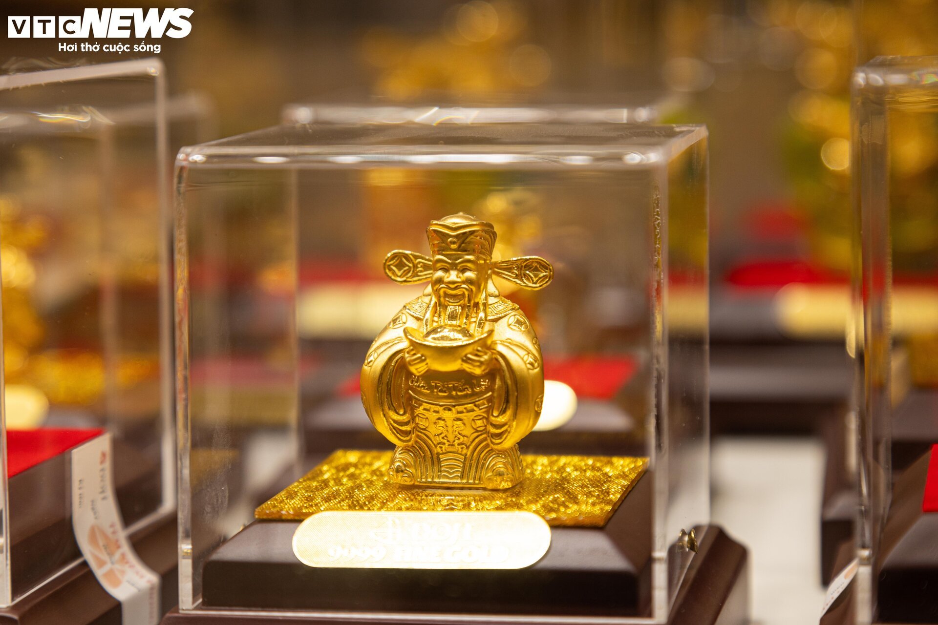 Cận cảnh tượng rồng vàng dát vàng 9999 chào đón ngày vía Thần Tài 2024 - Ảnh 14